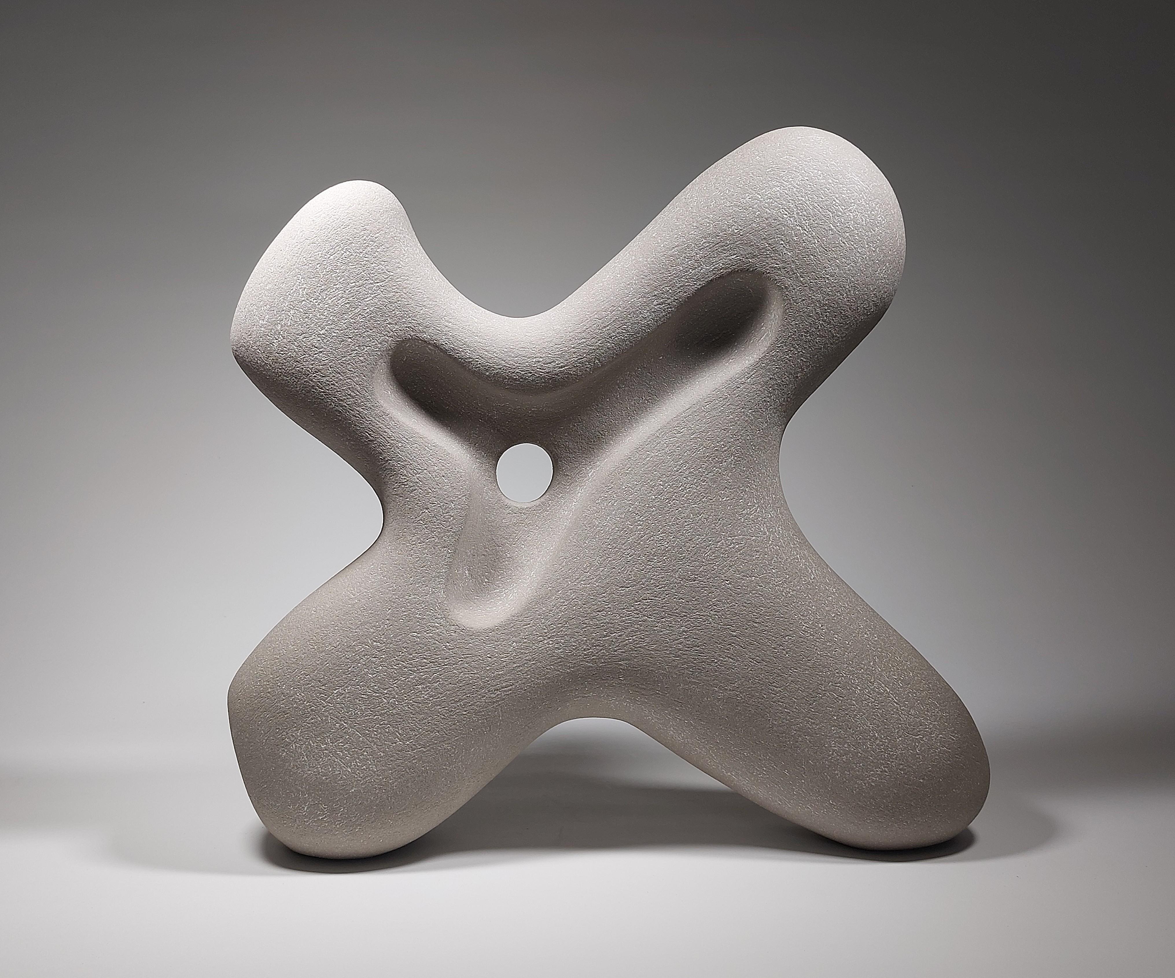 Moderne Stand - Sculpture abstraite en céramique grise de Rachel Peters, UK, non émaillée, en stock en vente