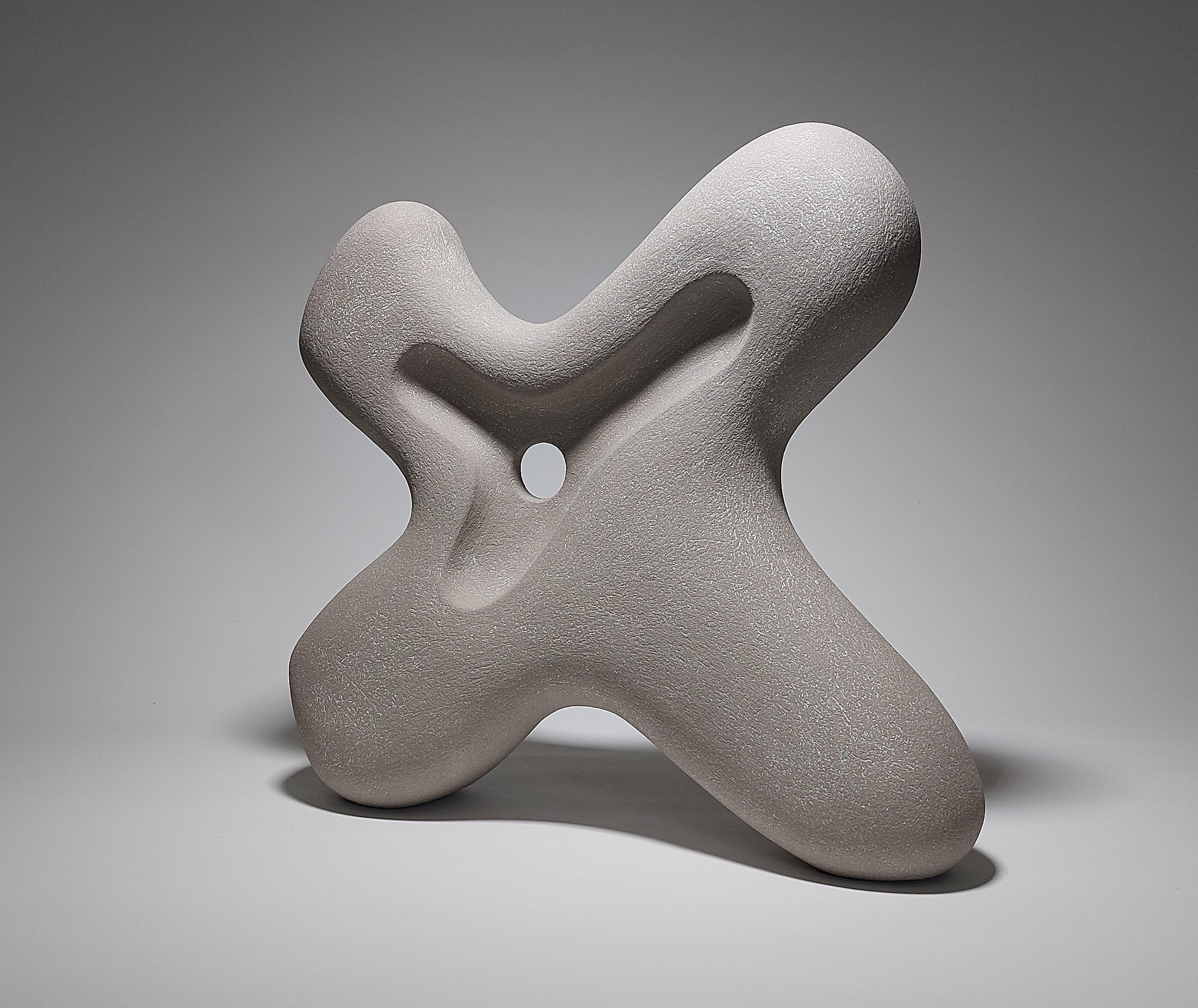 Britannique Stand - Sculpture abstraite en céramique grise de Rachel Peters, UK, non émaillée, en stock en vente