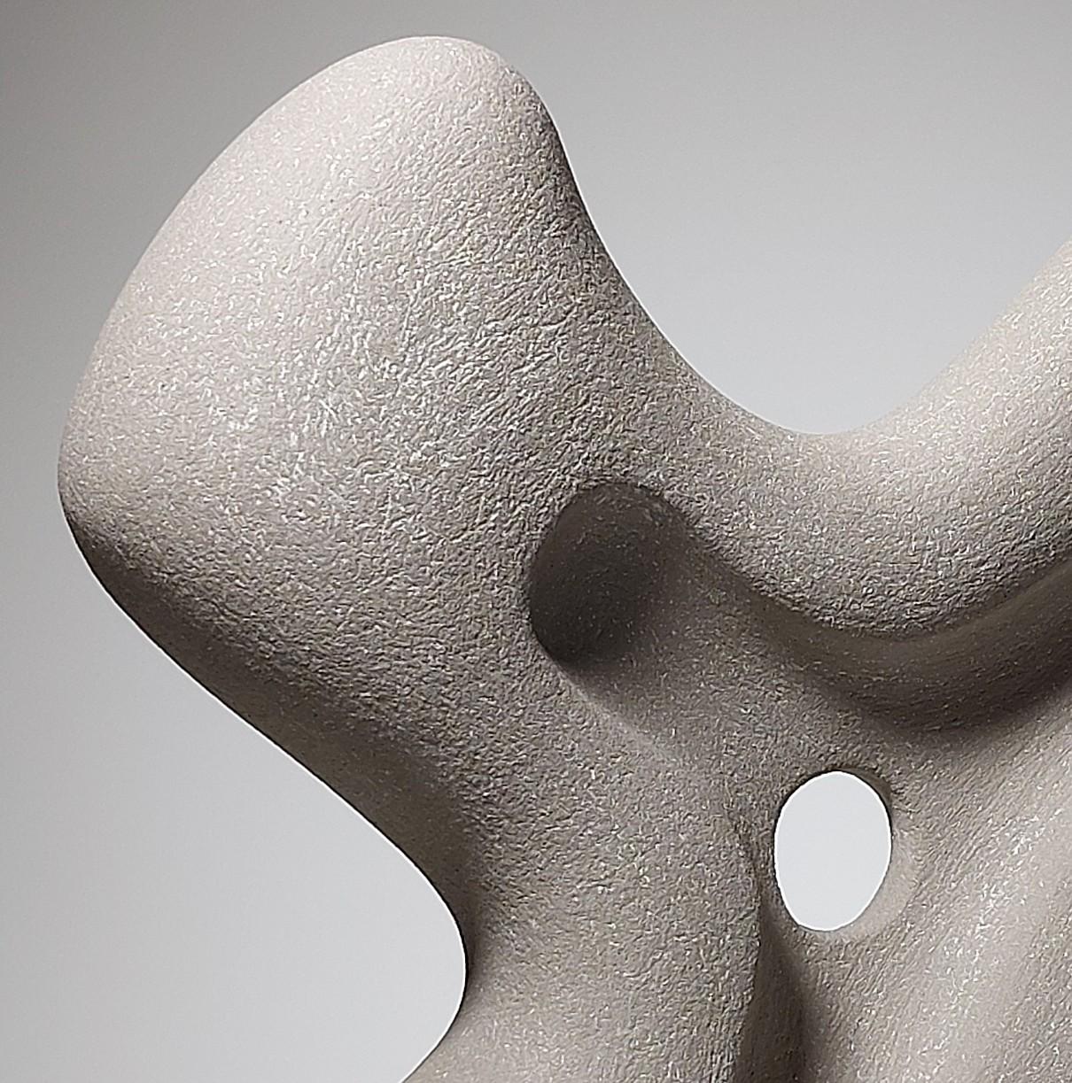 Fait main Stand - Sculpture abstraite en céramique grise de Rachel Peters, UK, non émaillée, en stock en vente