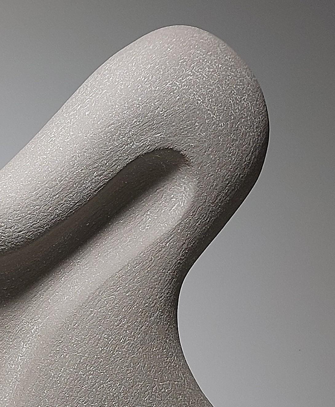 Stand - Sculpture abstraite en céramique grise de Rachel Peters, UK, non émaillée, en stock Neuf - En vente à Wirral, GB