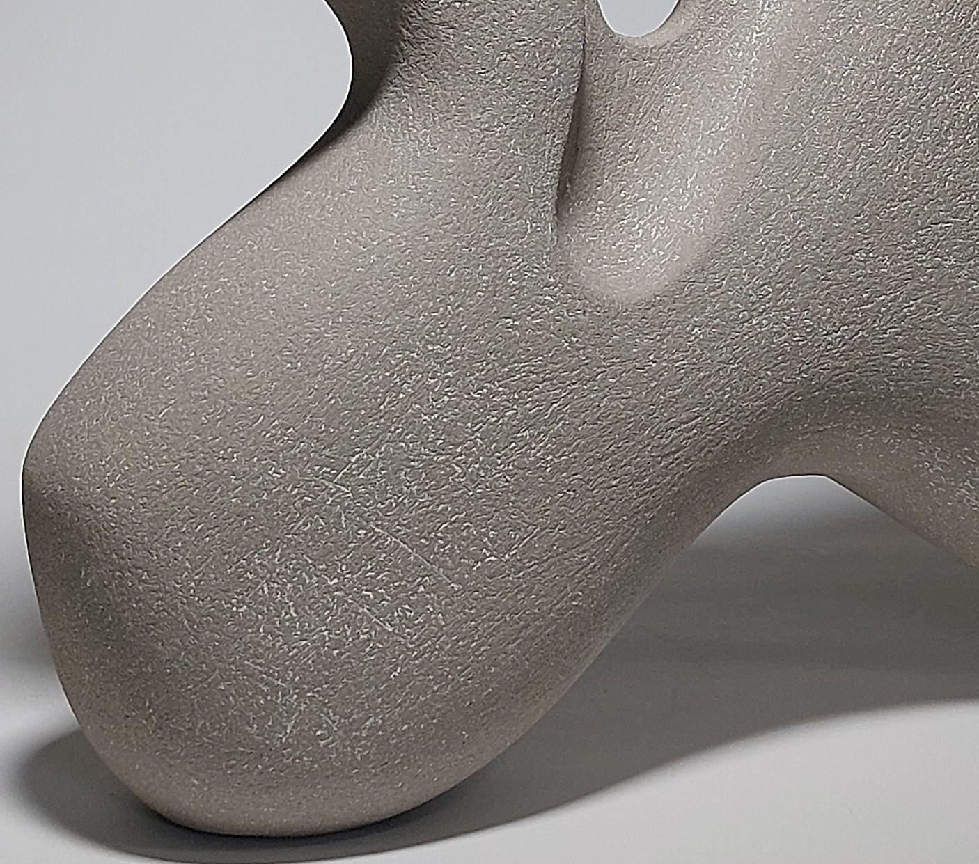 Céramique Stand - Sculpture abstraite en céramique grise de Rachel Peters, UK, non émaillée, en stock en vente