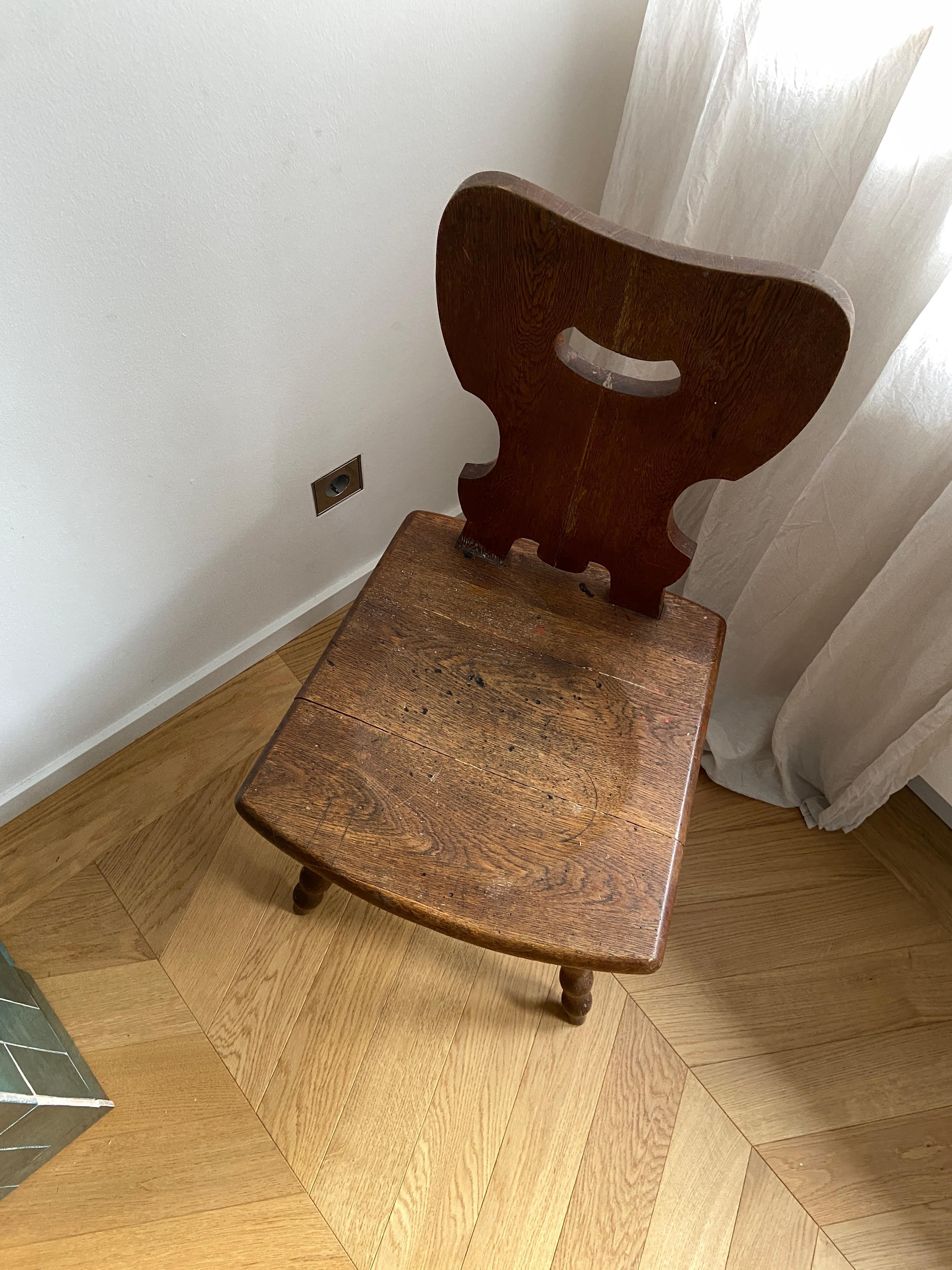 Stand Alone German Primitive Farmers Chair, Holz, Stabelle, geschnitzte Rückenlehne (Deutsch) im Angebot