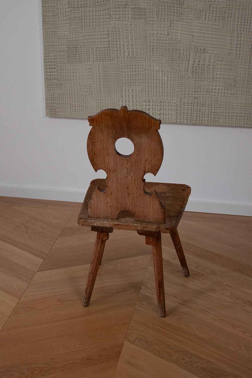 Stand Alone German Primitive Farmers Chair, Holz, Stabelle, geschnitzte Rückenlehne  (Handgefertigt)