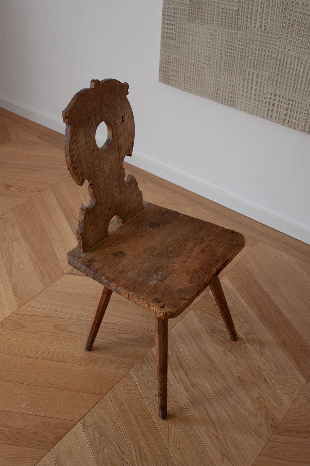 Stand Alone German Primitive Farmers Chair, Holz, Stabelle, geschnitzte Rückenlehne  im Zustand „Starke Gebrauchsspuren“ in Rümmingen, BW