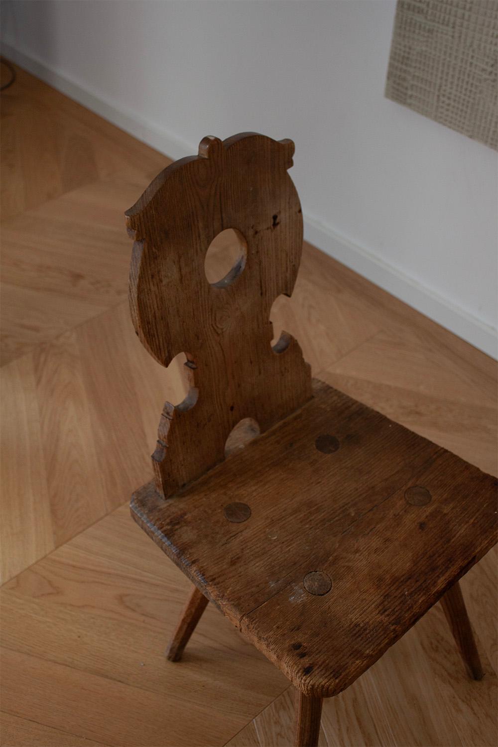 Stand Alone German Primitive Farmers Chair, Holz, Stabelle, geschnitzte Rückenlehne  (20. Jahrhundert)