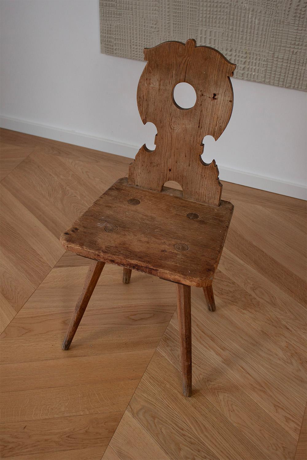 20ième siècle Stand Alone German Primitive Farmers Chair Wooden Stabelle Carved Back  en vente