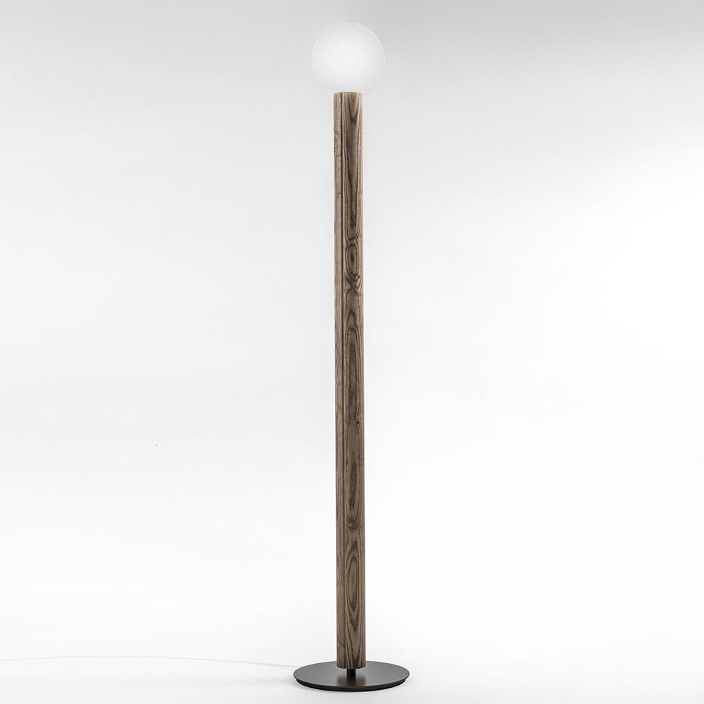 Lampadaire Art High avec poteau en frêne massif sur métal
base en finition bronze. Avec diffuseur sphérique en verre blanc givré.
Avec 1 ampoule, douille type E27, max 10 watt, y compris une touche dimmable 
interrupteur, ampoule non incluse.
