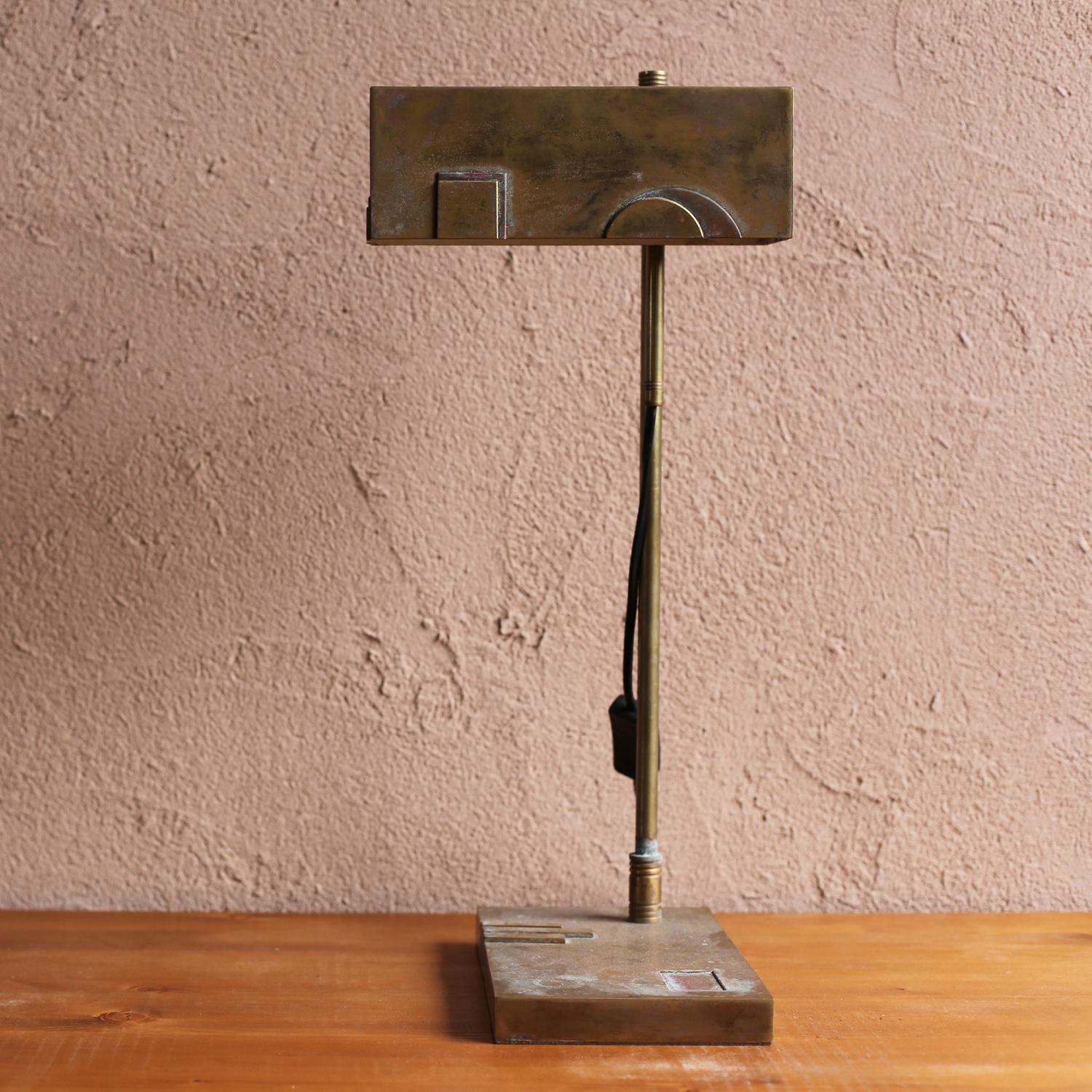 This is a desk lamp by Marcel Breuer, one of the Bauhaus masters.
It is a very rare model during the Art Deco period.
The height and angle of the shade can be adjusted 360 degrees.