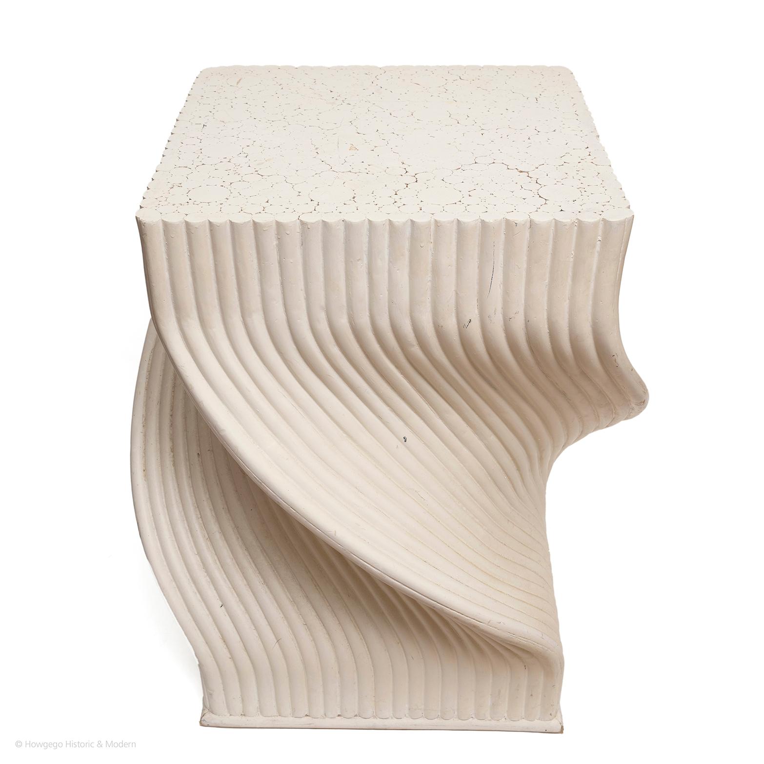 Mid-Century Modern Support de table blanc côtelé sur piédestal 74 cm en vente