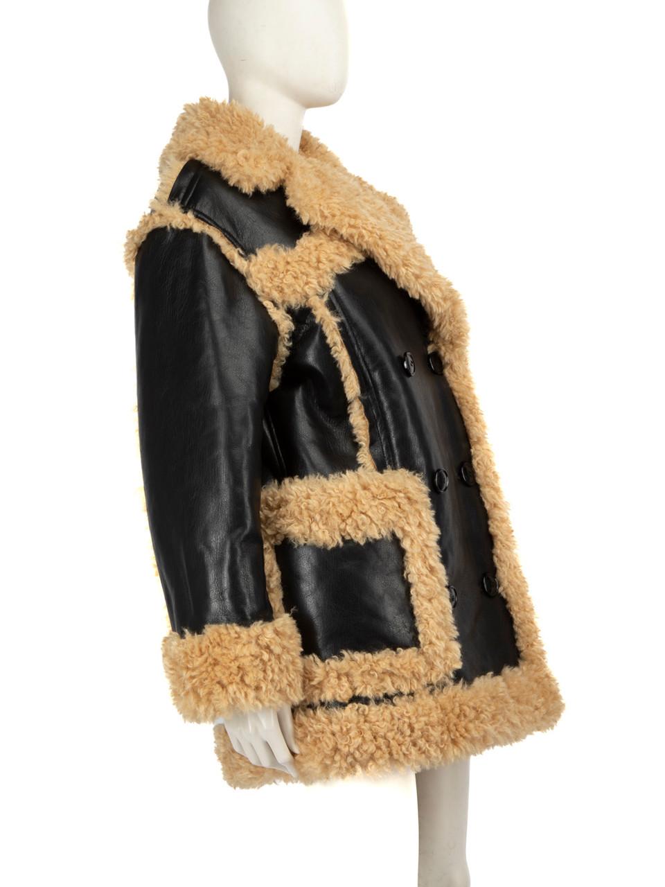 L'ÉTAT est très bon. Pratiquement aucune usure visible du manteau n'est évidente sur cet article de revente d'occasion de Stand Studio designer.
 
 Détails
 
 
 Noir
 
 Cuir végétalien
 
 Manteau
 
 Coupe oversize
 
 Faux shearling doublé
 
 Manches