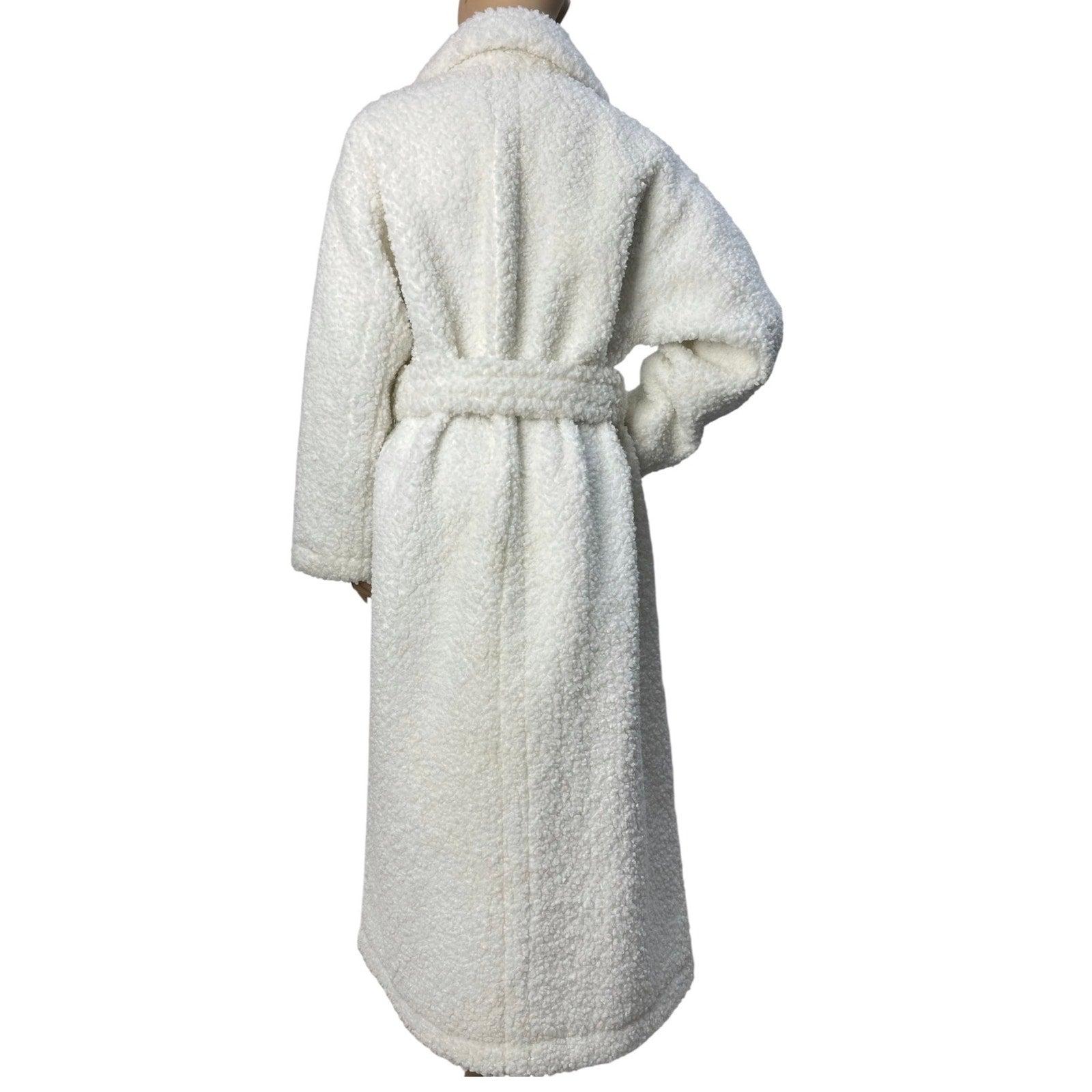 Questo Condit di Studio A Teddy in pelliccia sintetica è in ottime condizioni ed è pronto ad aggiungere un tocco di lusso al tuo guardaroba! Il cappotto è una taglia 38.

Caratteristiche:

- Marchio: Studio A

- Stile: Cappotto in pelliccia