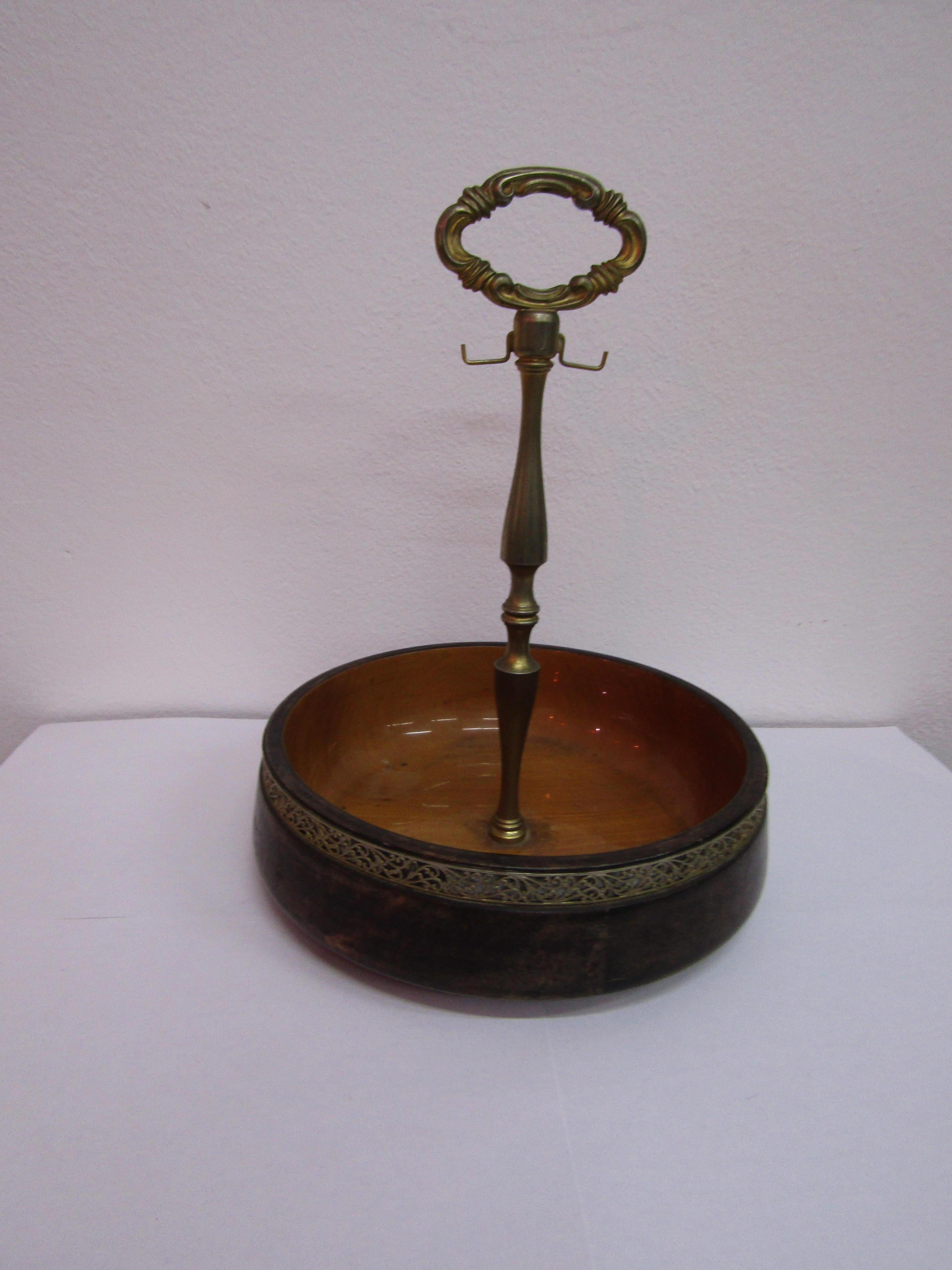 Bowl in parchment with brass handle created in Italy by Aldo Tura in midcentury (Moderne der Mitte des Jahrhunderts) im Angebot