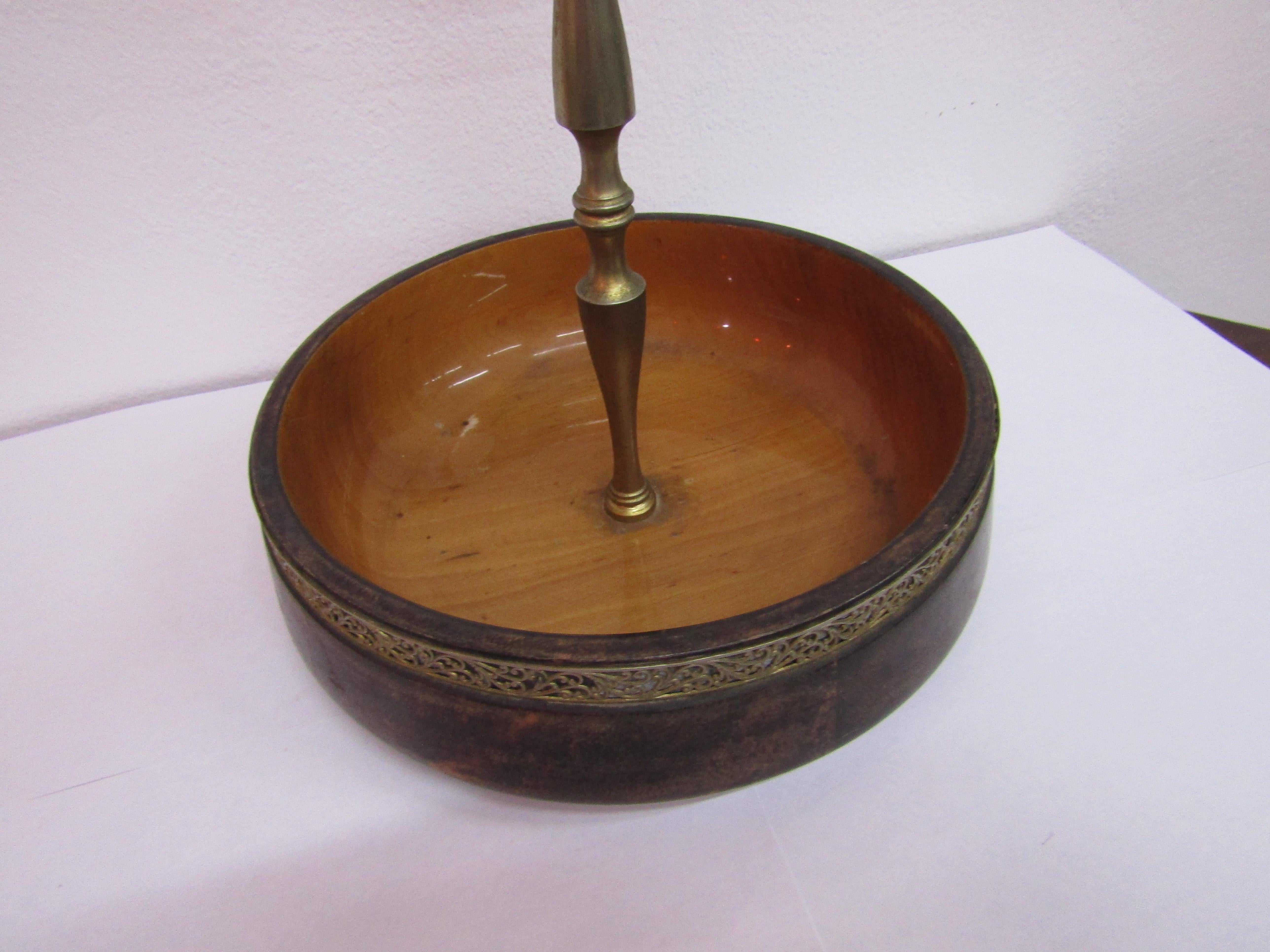 Bowl in parchment with brass handle created in Italy by Aldo Tura in midcentury im Zustand „Gut“ im Angebot in Palermo, Italia