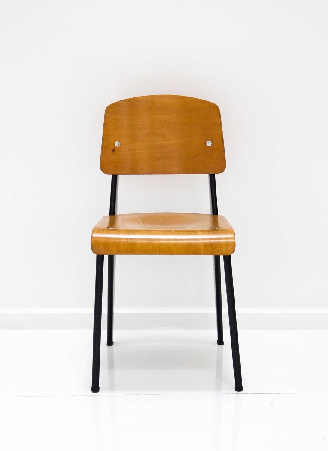 Chaise standard, modèle Métropole n° 305 chaise conçue par Jean Prouvé.
Fabriqué en acier plié et en contreplaqué moulé,
vers 1950, France.
 