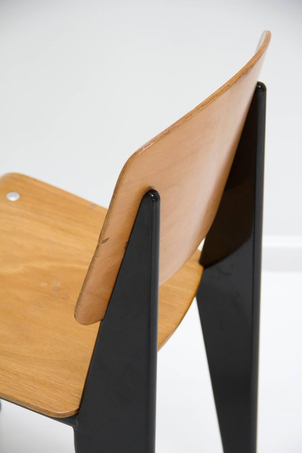 Standard Chair by Jean Prouve, Model Métropole No. 305, circa 1950, France In Good Condition For Sale In Barcelona, ES