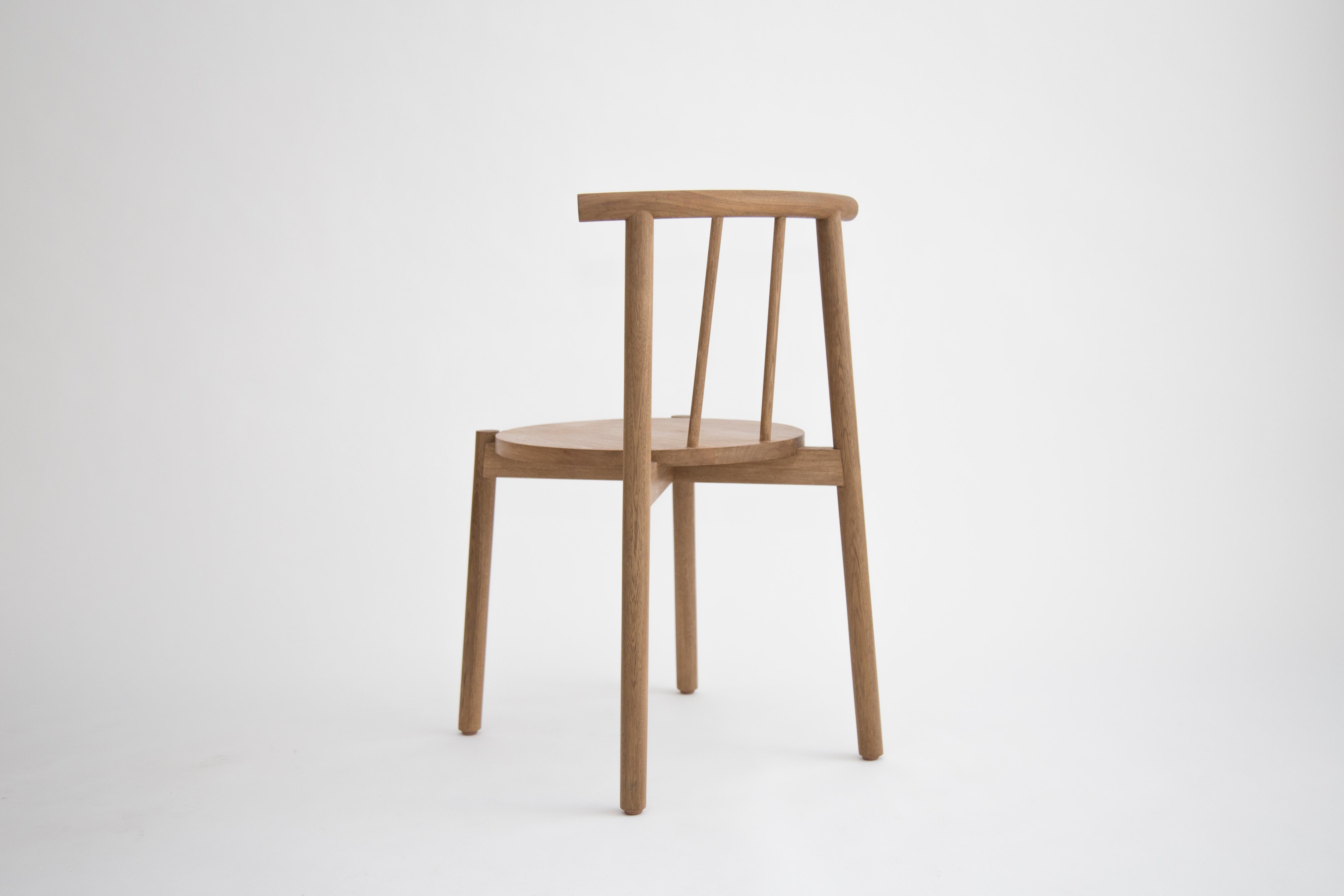 Ein Stuhl für alle Gelegenheiten, von gewöhnlich bis außergewöhnlich. Dieses Möbelstück ist eine Synthese aus Struktur und Form, die sich durch ihre konstruktive Klarheit und stille Schönheit auszeichnet. 

Dieser Stuhl aus Eichenholz wird von