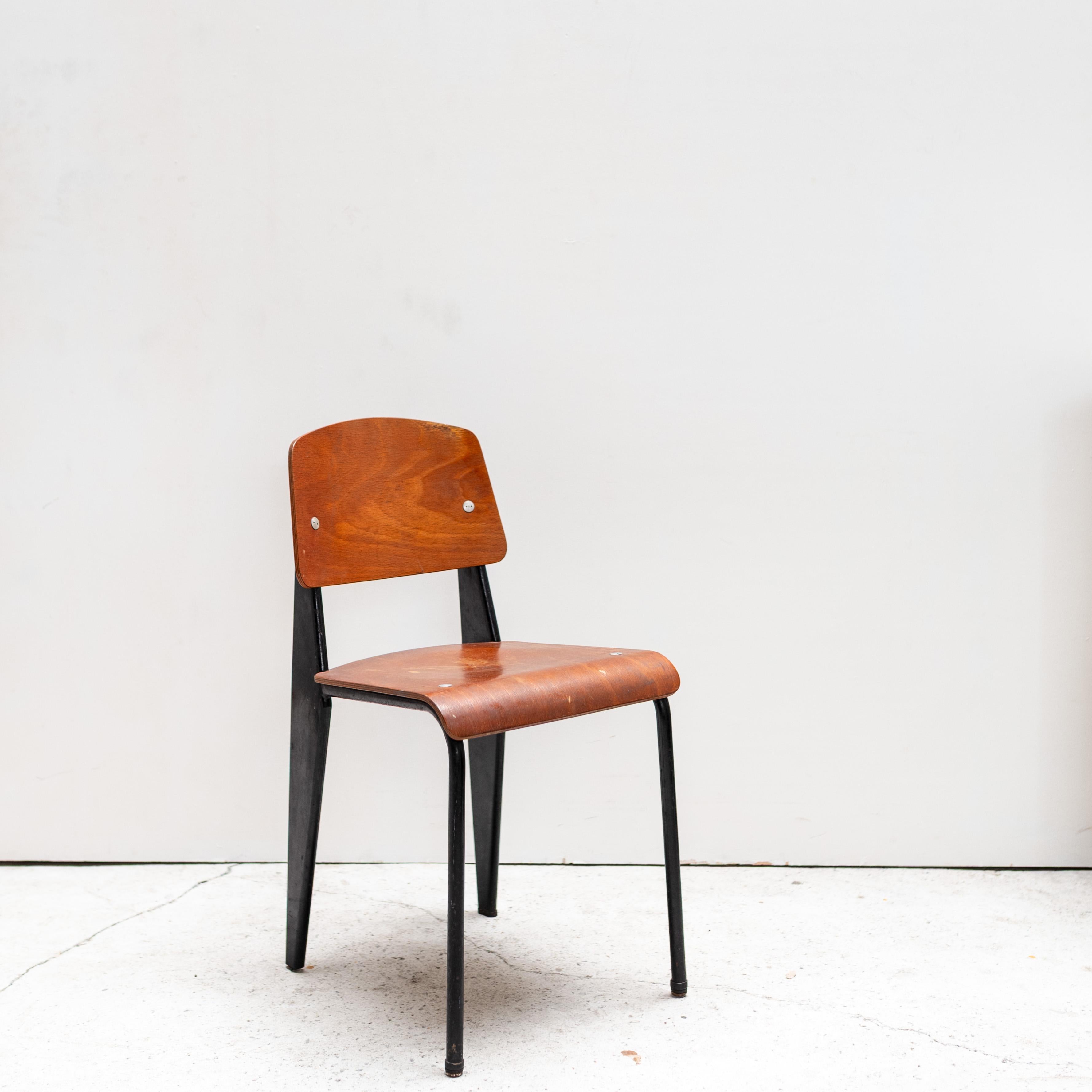 Esempio iconico del design francese di metà secolo, la Sedia Standard di Jean Prouvé incarna l'approccio razionale e funzionale dell'architetto.  Il modello è caratterizzato dalla logica strutturale tipica di Prouvé: gambe posteriori in acciaio