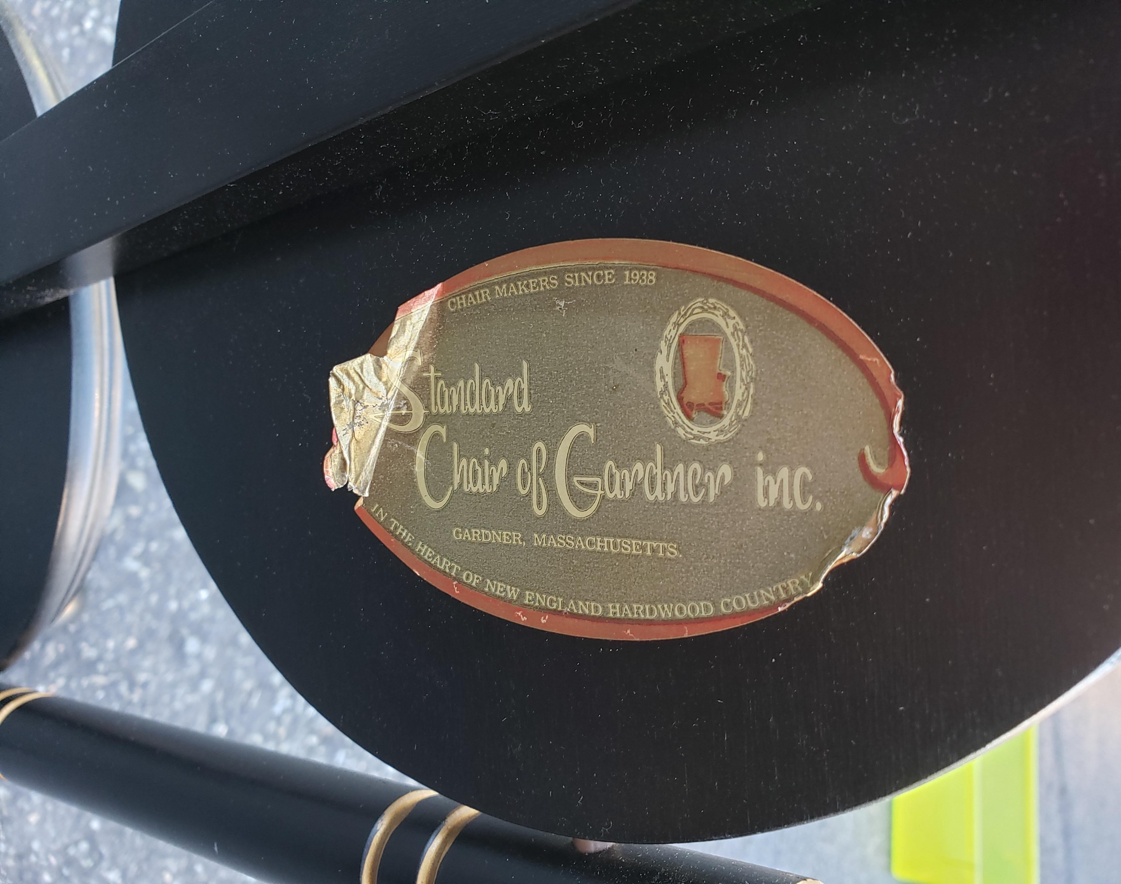 Chaise standard de Gardner Stenciled Wood 3 étagères d'exposition d'étagères Bon état - En vente à Germantown, MD