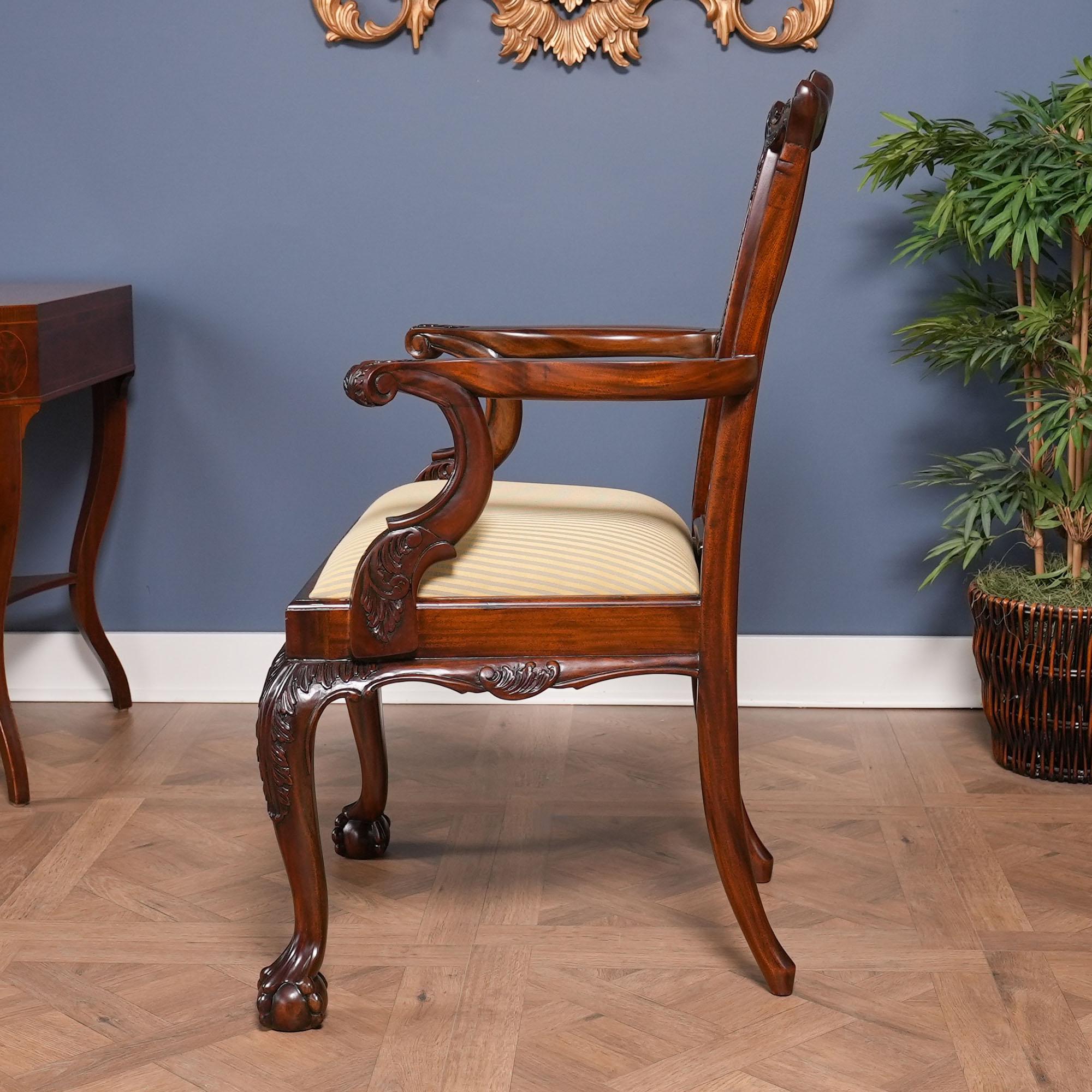 Intagliato a mano Sedie Standard Chippendale, set di dieci sedie in vendita