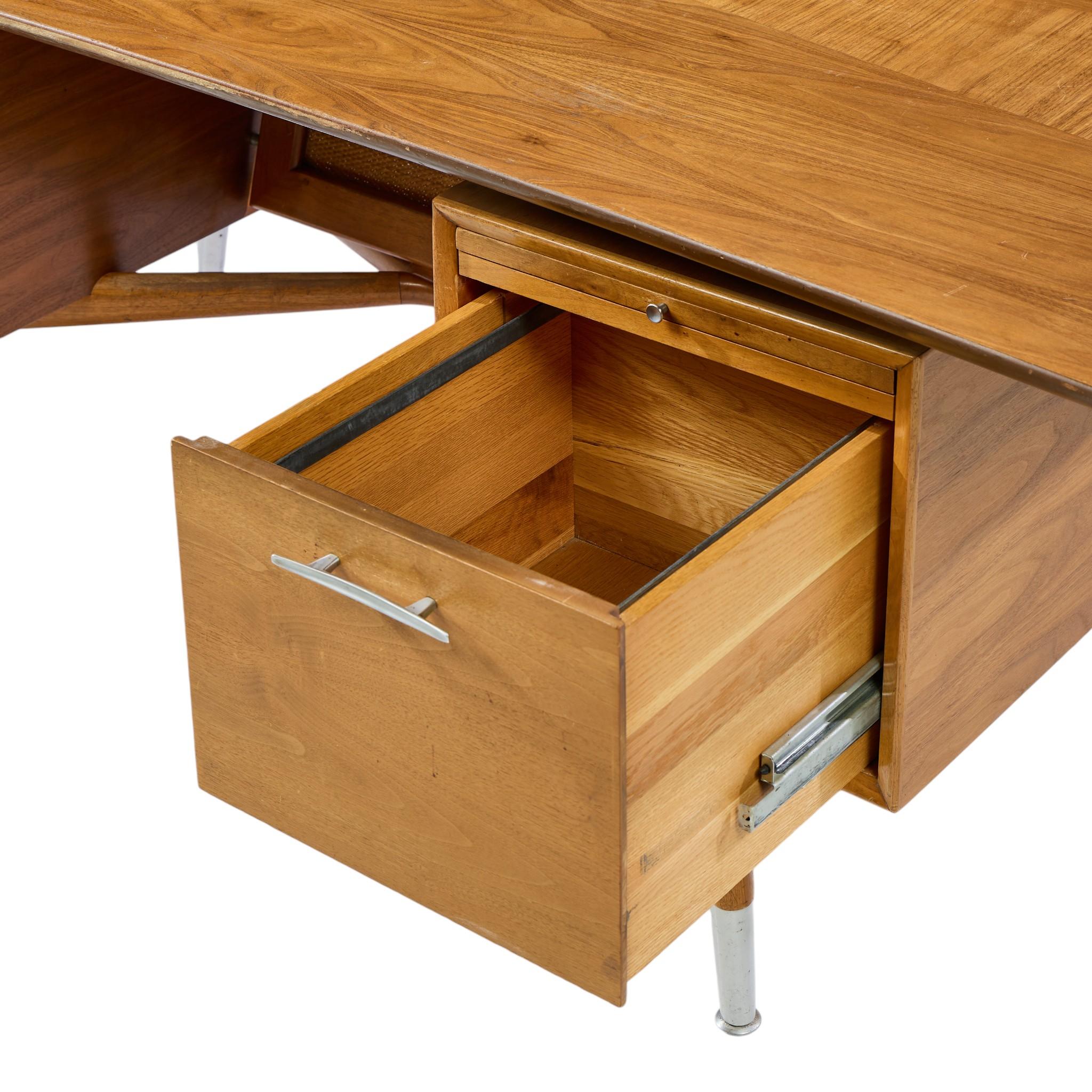 The Standard Furniture Company Scrivania a forma di fiocco in noce, ottone e canna, risalente alla metà del secolo scorso in vendita 3