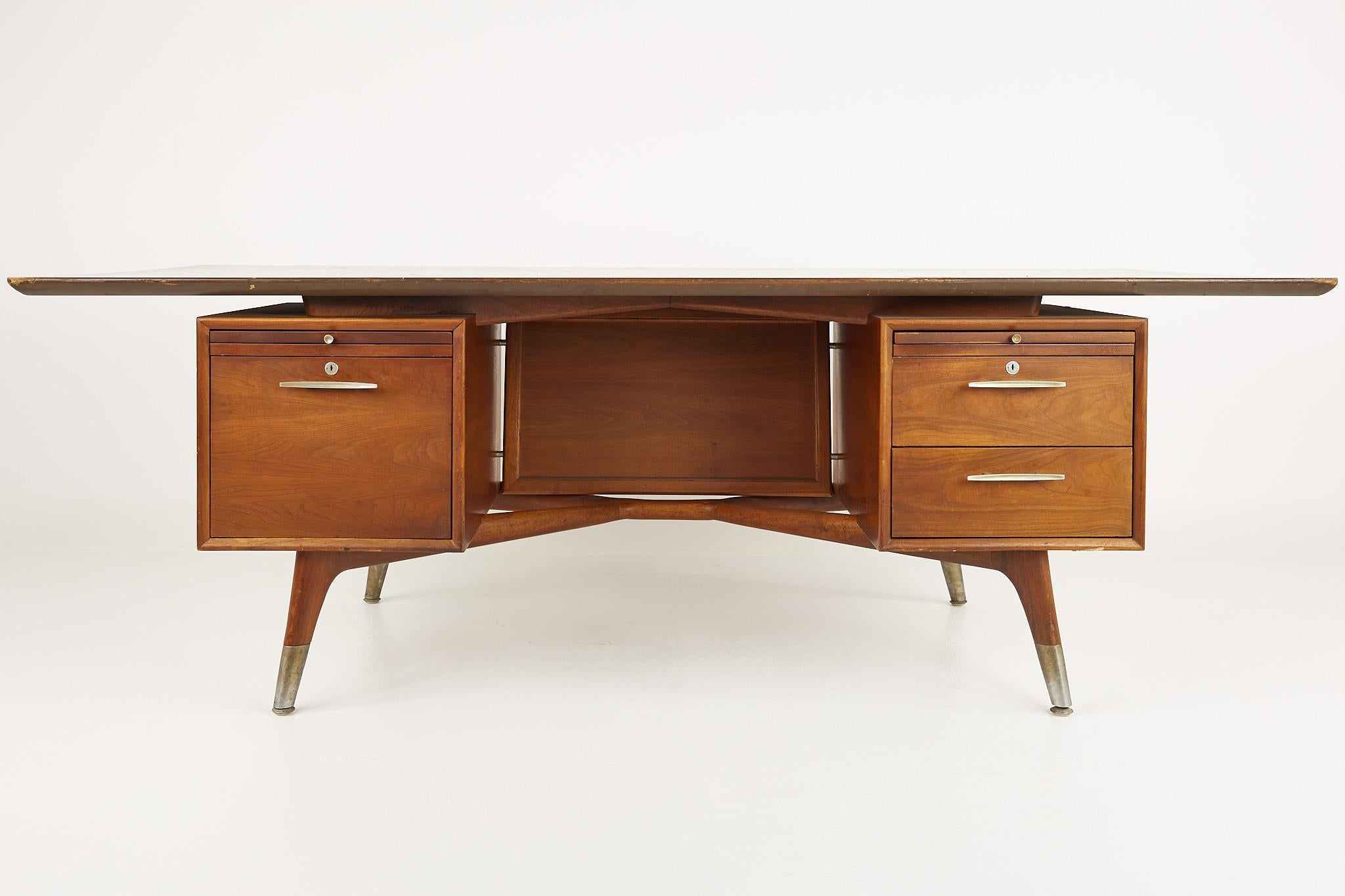 Standard Furniture Company mid century walnut brass and cane bowtie desk

Desk measures: 78 wide x 38 deep x 28.5 inches high

?All pieces of furniture can be had in what we call restored vintage condition. That means the piece is restored upon