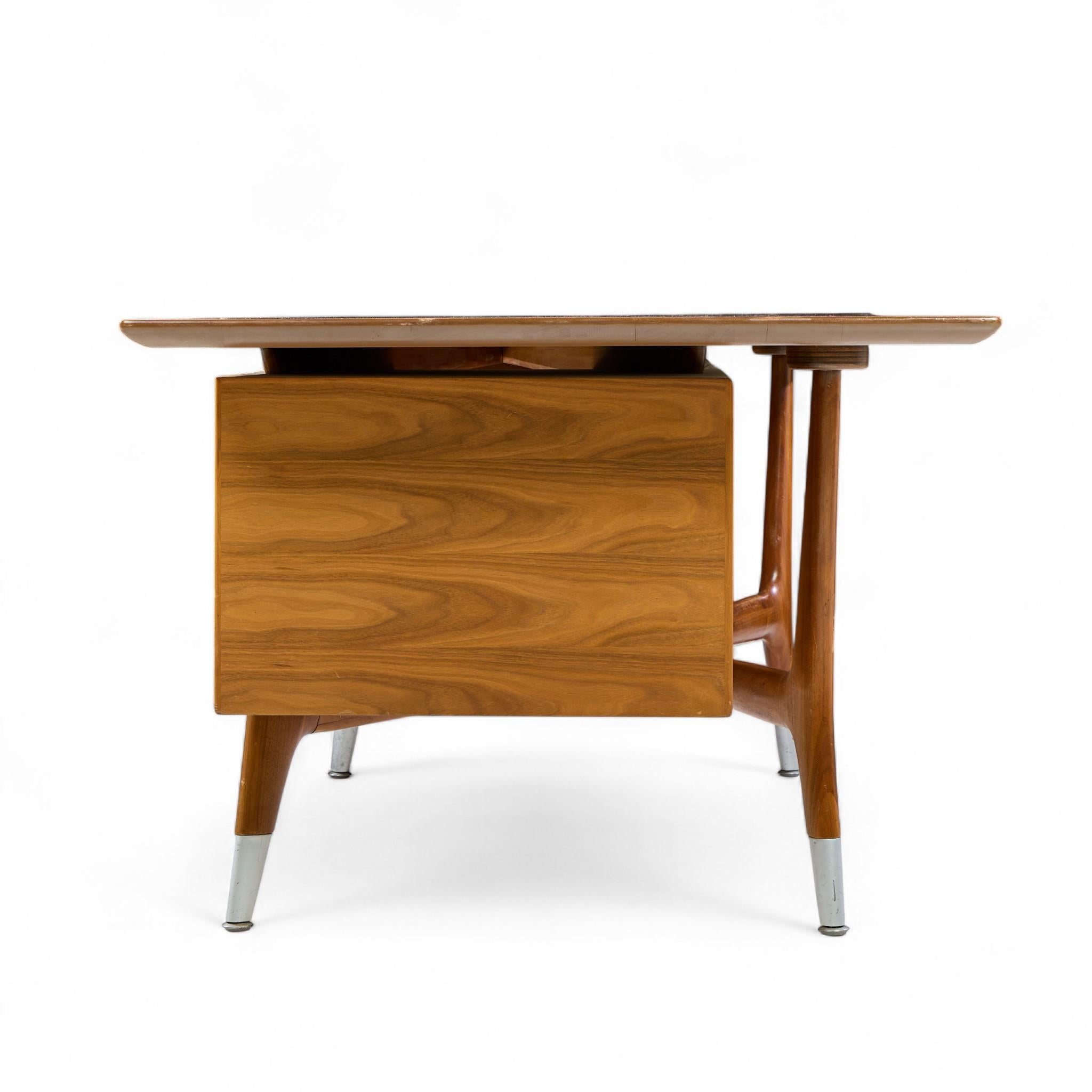 The Standard Furniture Company Scrivania a forma di fiocco in noce, ottone e canna, risalente alla metà del secolo scorso In condizioni buone in vendita a Franklin Park, IL