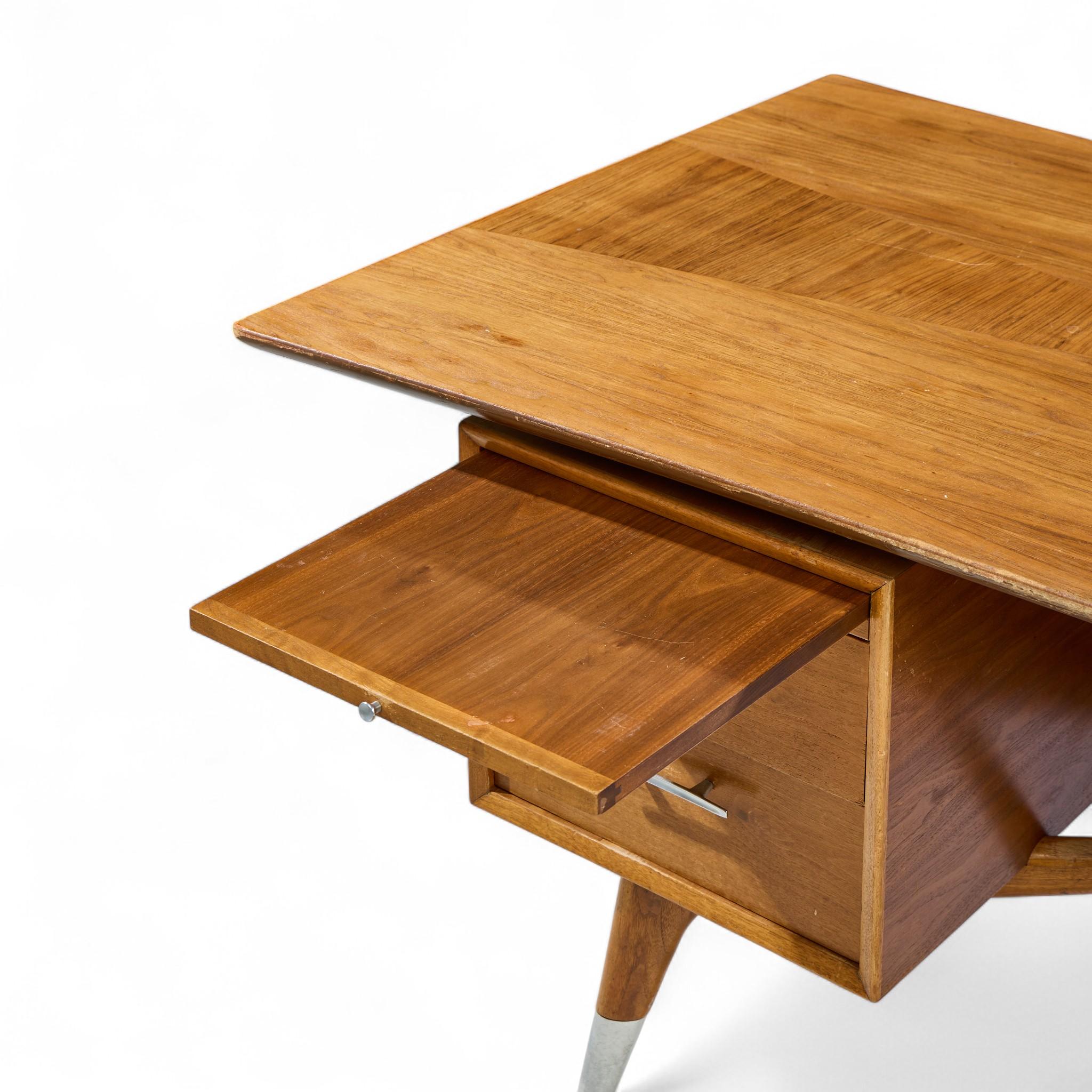 The Standard Furniture Company Scrivania a forma di fiocco in noce, ottone e canna, risalente alla metà del secolo scorso in vendita 1