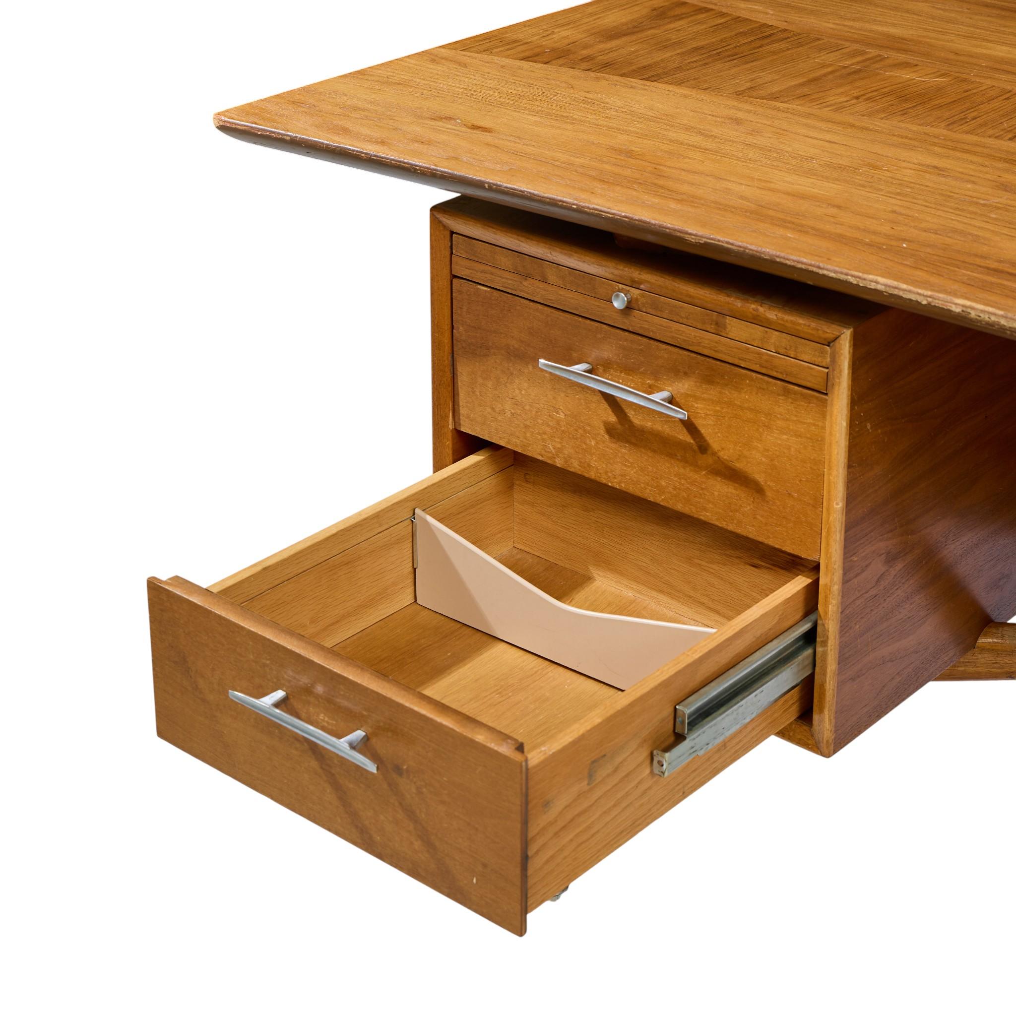 The Standard Furniture Company Scrivania a forma di fiocco in noce, ottone e canna, risalente alla metà del secolo scorso in vendita 2