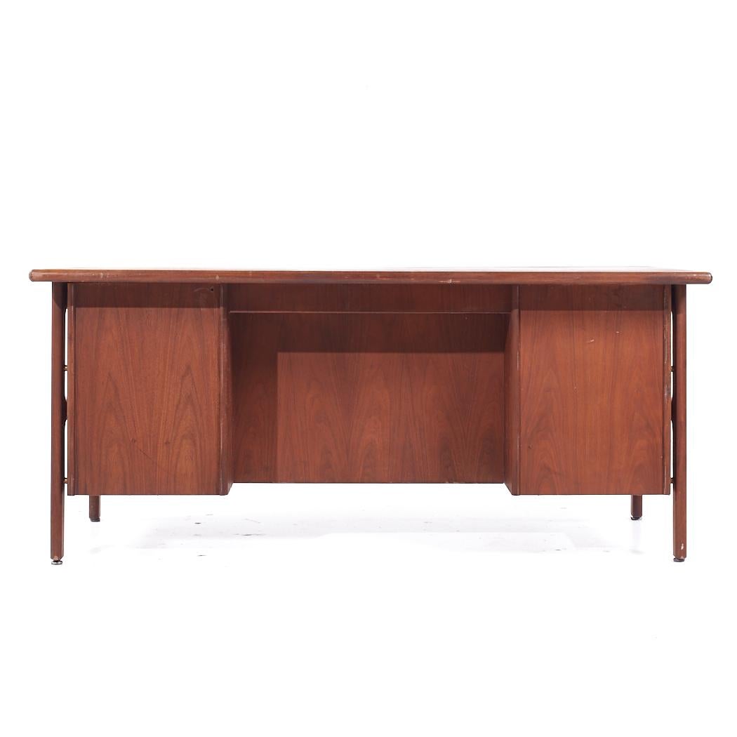Standard Furniture Mid Century Walnut and Brass Executive Desk In Good Condition For Sale In Countryside, IL