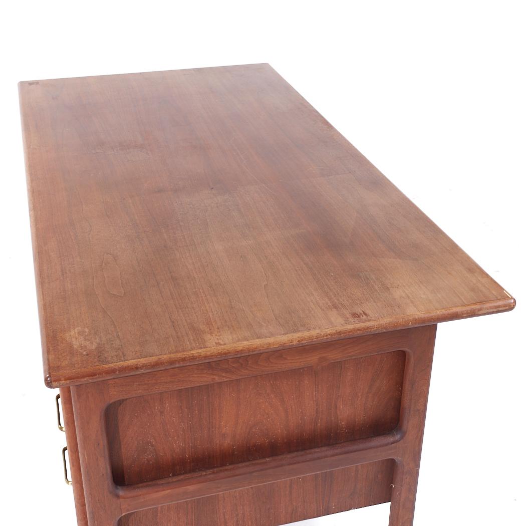 Standard Furniture Mid Century Walnut and Brass Executive Desk For Sale 1