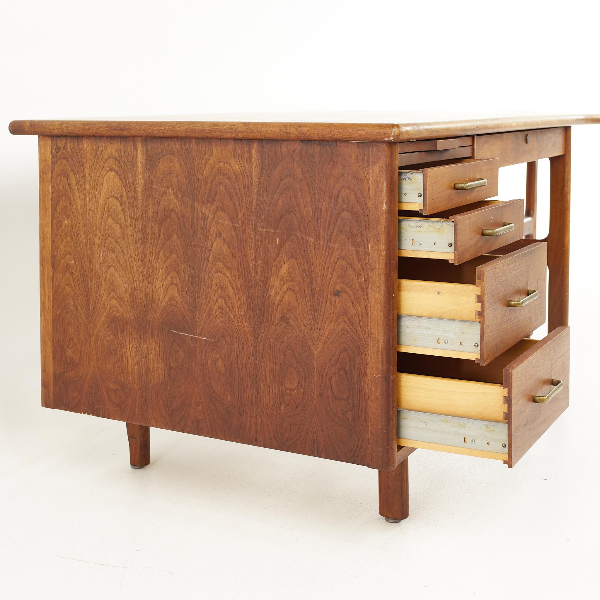 Standard Furniture Mid Century Walnut Boomerang Desk In Good Condition In Countryside, IL