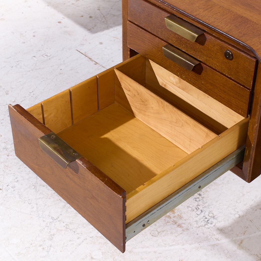 Standard Furniture Boomerang Chefschreibtisch aus Nussbaumholz, Mitte des Jahrhunderts im Angebot 3