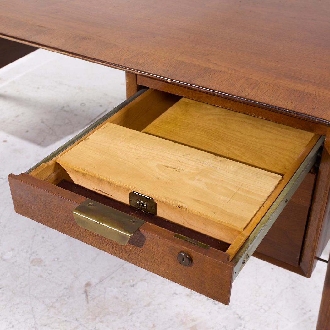 Standard Furniture Boomerang Chefschreibtisch aus Nussbaumholz, Mitte des Jahrhunderts im Angebot 4