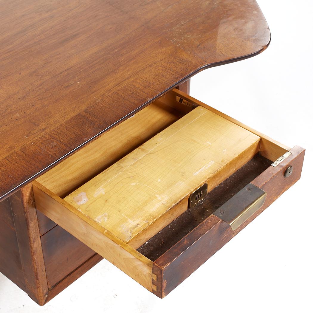 Standard Furniture Mid Century Walnut Boomerang Executive Desk For Sale 5