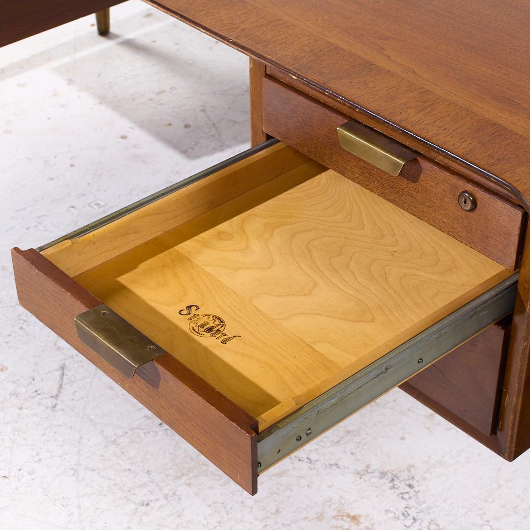 Standard Furniture Boomerang Chefschreibtisch aus Nussbaumholz, Mitte des Jahrhunderts im Angebot 5