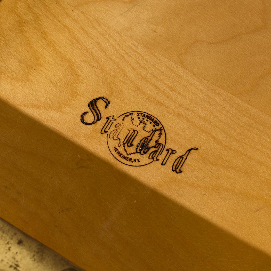 Standard Furniture Boomerang Chefschreibtisch aus Nussbaumholz, Mitte des Jahrhunderts im Angebot 6