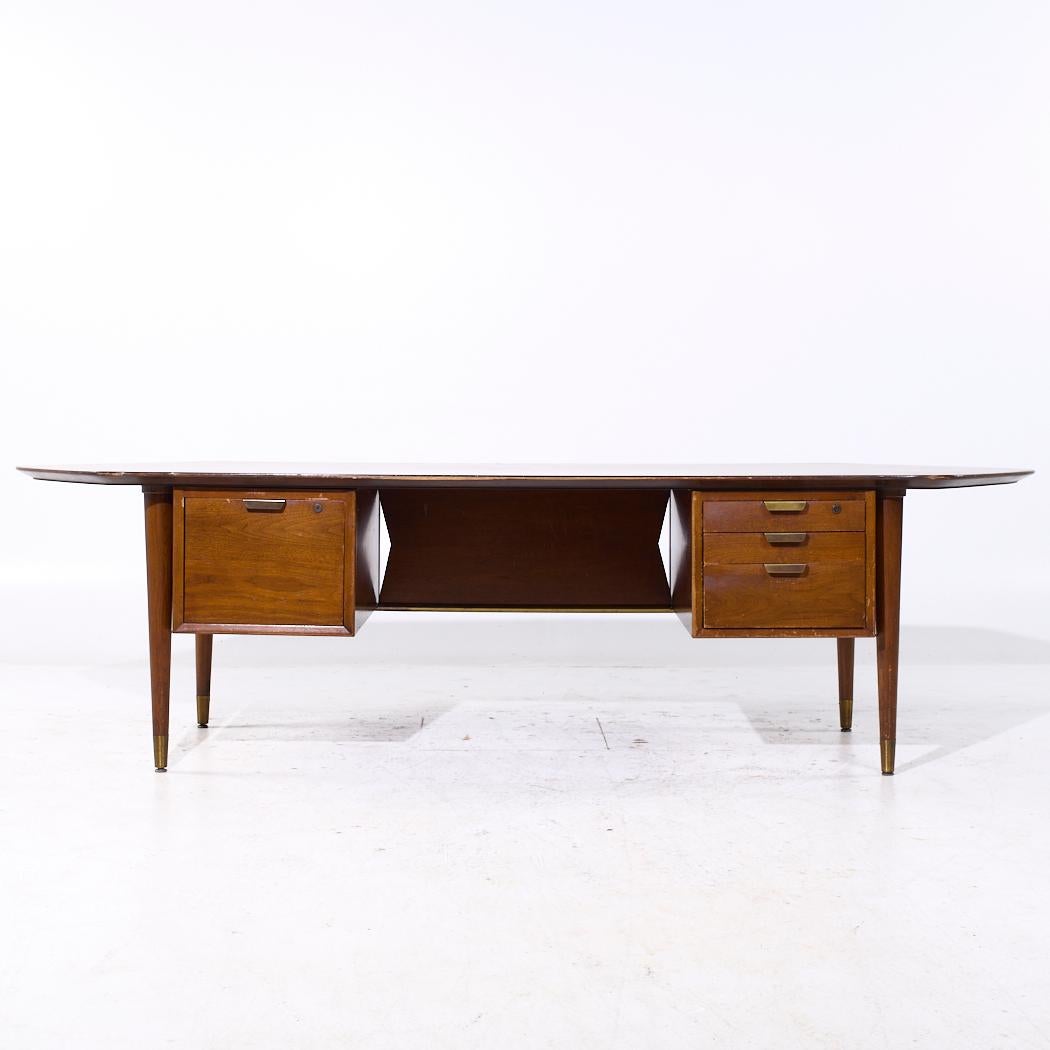 Standard Furniture Boomerang Chefschreibtisch aus Nussbaumholz, Mitte des Jahrhunderts

Dieser Schreibtisch misst: 103,5 breit x 41,5 tief x 29 hoch, mit einem Stuhlabstand von 27,5 Zoll

Alle Möbelstücke sind in einem so genannten restaurierten