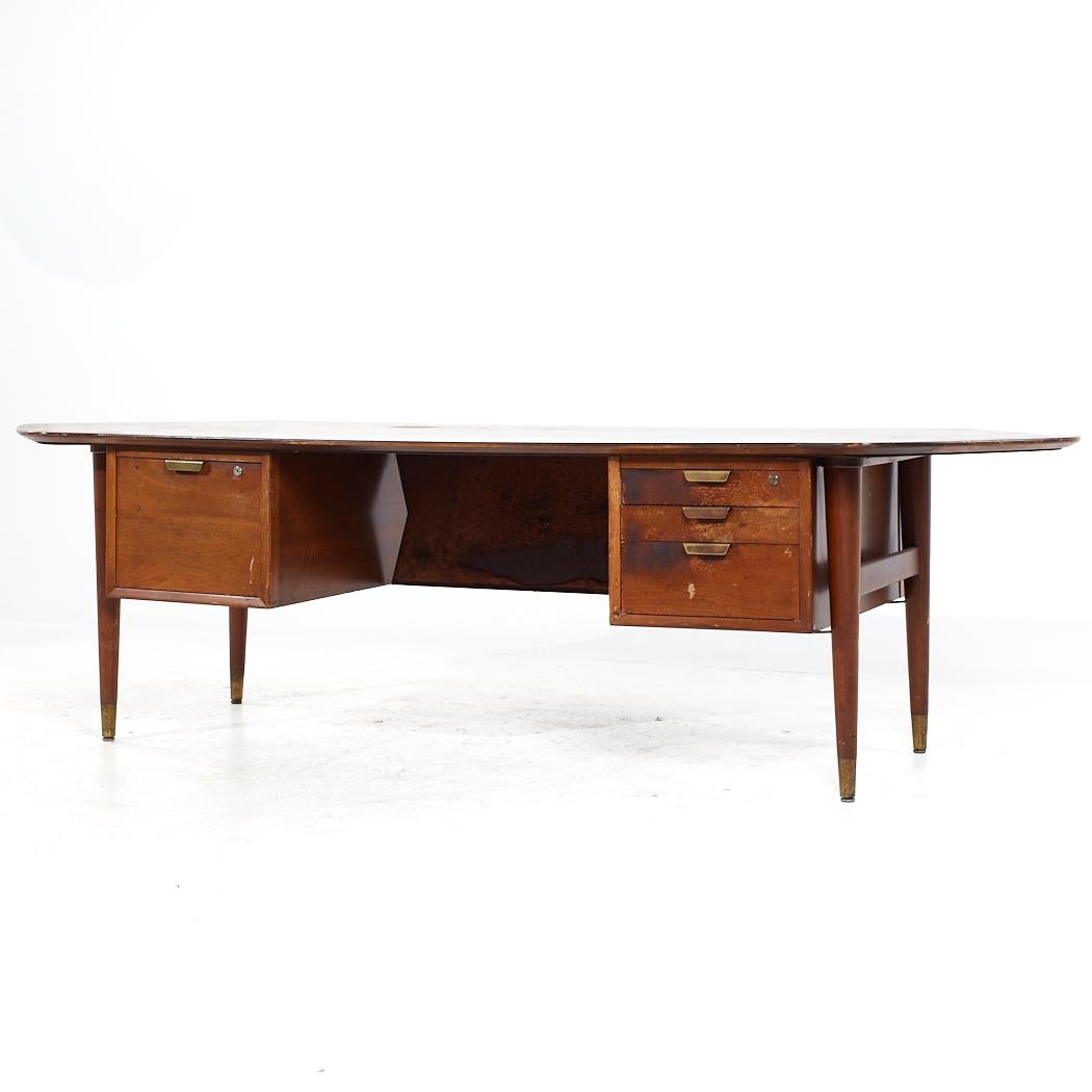 how wide is a standard desk