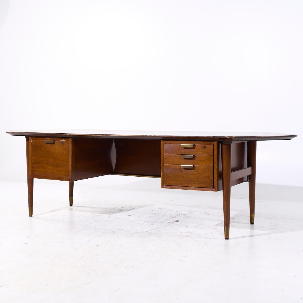 Standard Furniture Boomerang Chefschreibtisch aus Nussbaumholz, Mitte des Jahrhunderts (Moderne der Mitte des Jahrhunderts) im Angebot