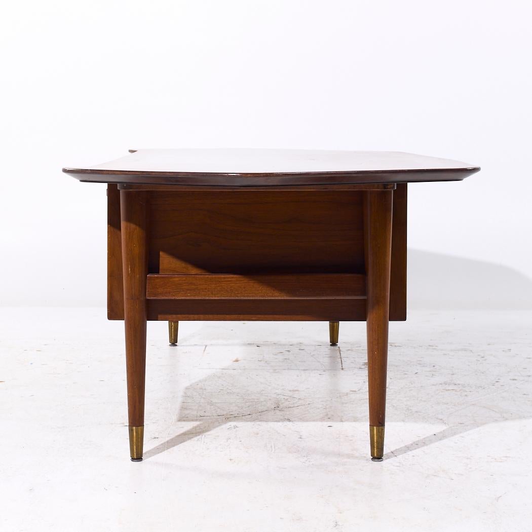 Standard Furniture Boomerang Chefschreibtisch aus Nussbaumholz, Mitte des Jahrhunderts (amerikanisch) im Angebot