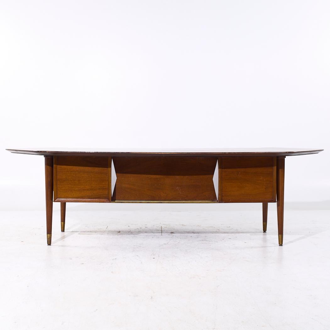 Standard Furniture Boomerang Chefschreibtisch aus Nussbaumholz, Mitte des Jahrhunderts im Zustand „Gut“ im Angebot in Countryside, IL