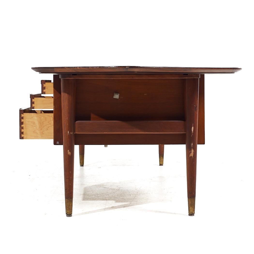 Standard Furniture Mid Century Walnut Boomerang Executive Desk In Good Condition For Sale In Countryside, IL