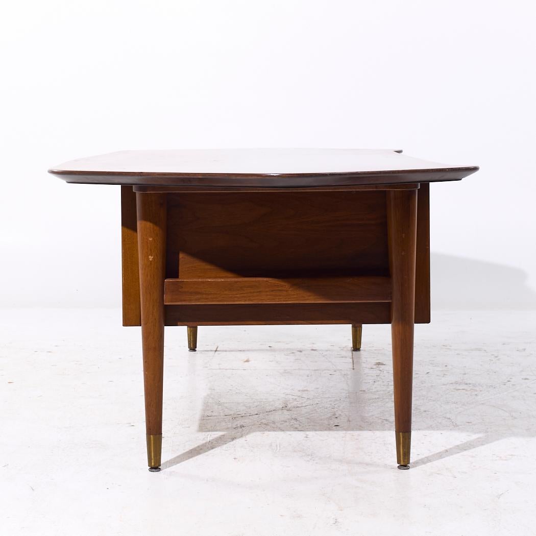 Standard Furniture Boomerang Chefschreibtisch aus Nussbaumholz, Mitte des Jahrhunderts (Ende des 20. Jahrhunderts) im Angebot