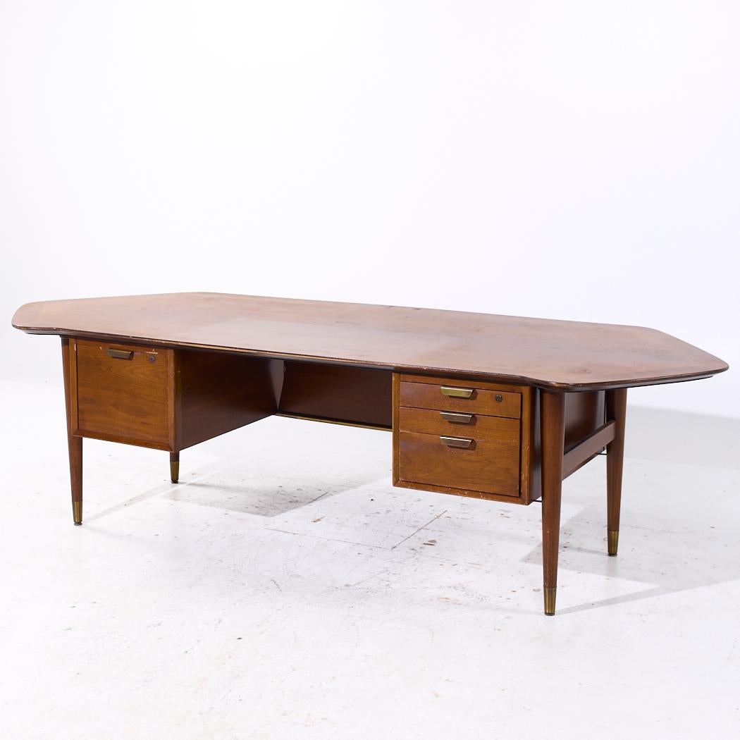 Standard Furniture Boomerang Chefschreibtisch aus Nussbaumholz, Mitte des Jahrhunderts (Walnuss) im Angebot