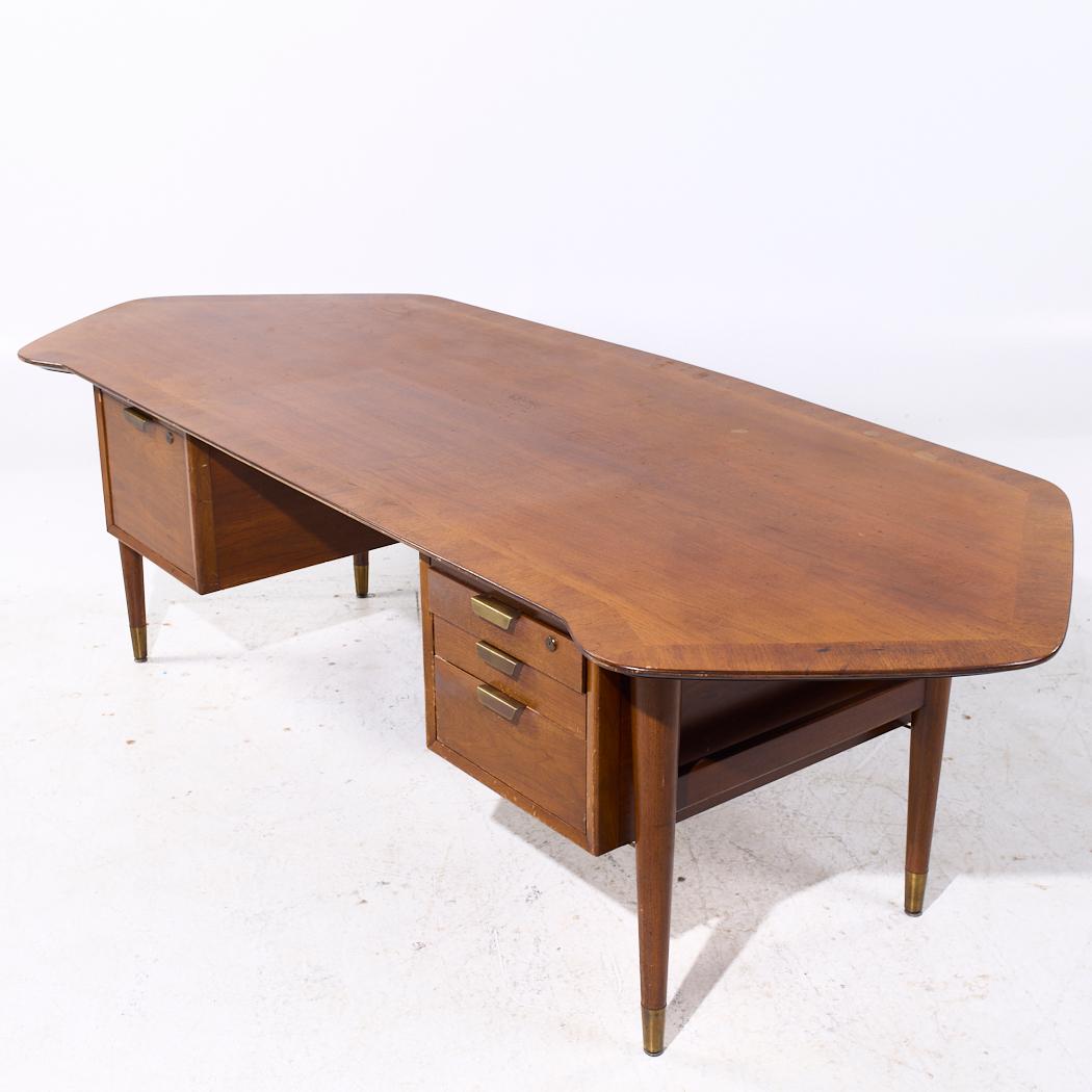Standard Furniture Boomerang Chefschreibtisch aus Nussbaumholz, Mitte des Jahrhunderts im Angebot 1