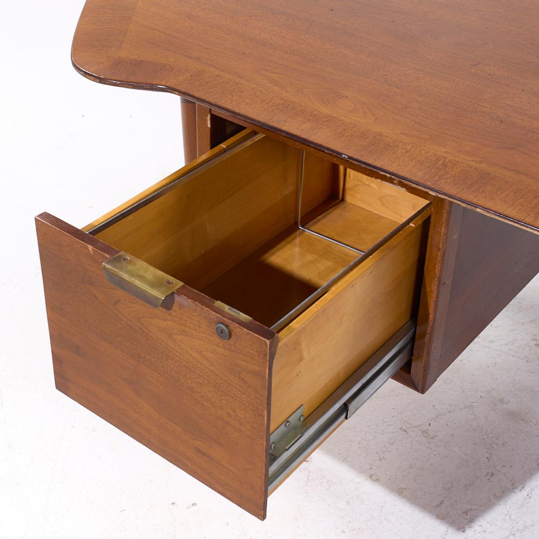 Standard Furniture Boomerang Chefschreibtisch aus Nussbaumholz, Mitte des Jahrhunderts im Angebot 2