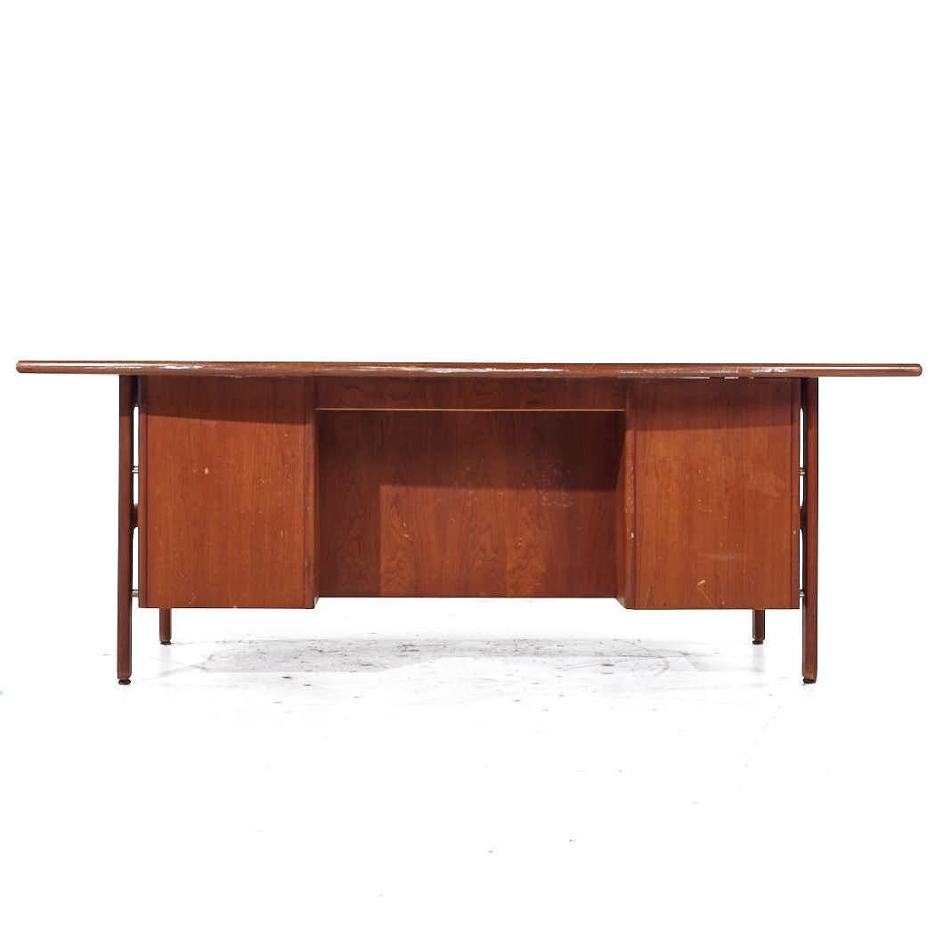 Standard Furniture Mid Century Walnut Executive Desk In Good Condition For Sale In Countryside, IL