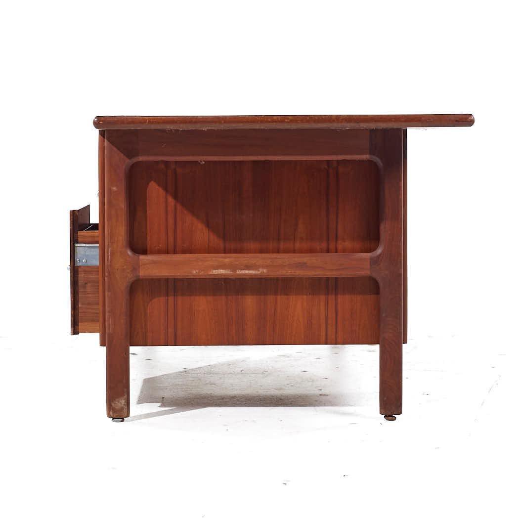 Late 20th Century Standard Furniture Mid Century Walnut Executive Desk For Sale