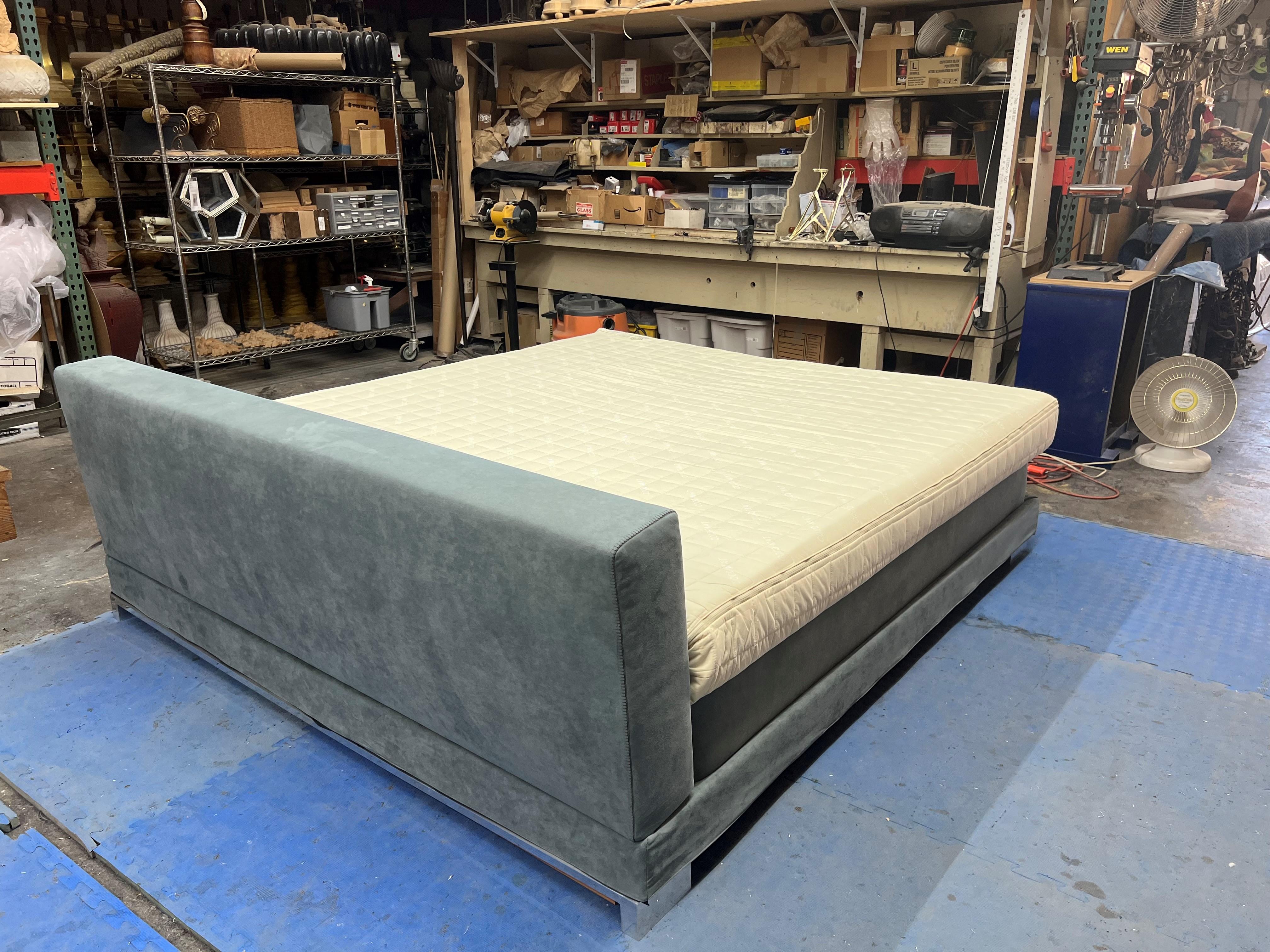 Le lit Ligne Roset Standard King Size au look taylorisé conçu par Christian Werner, tête de lit amovible en panneaux de particules recouverts de mousse de polyéther avec une couverture cousue Point de Chavel, inclus COCO-MAT