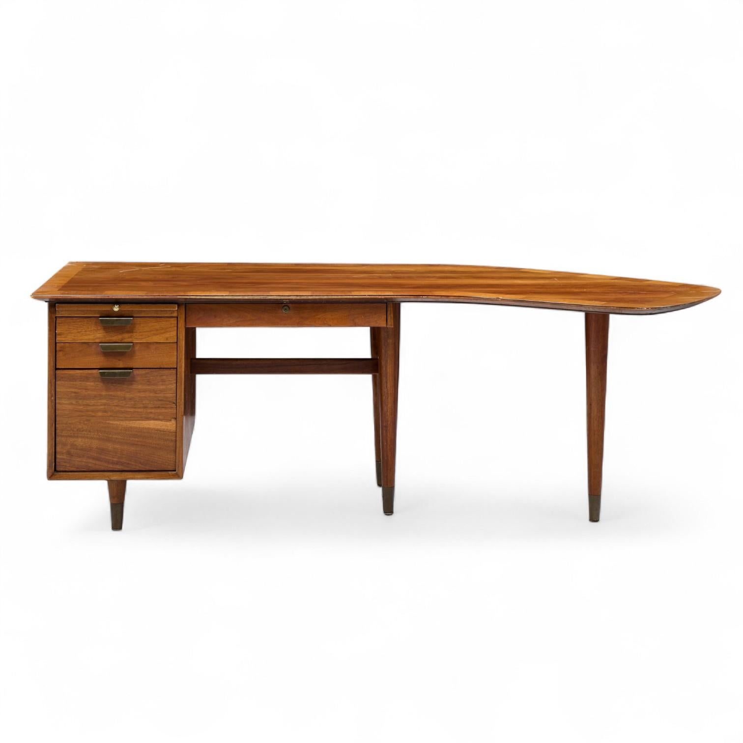 Standard Mid Century Bumerang-Schreibtisch

Dieser Schreibtisch misst: 83 breit x 34 tief x 29,25 hoch, mit einem Stuhl Abstand von 24,75 Zoll

Fair Vintage Zustand - Desk hat Kratzer und Verschleiß durch Top-Oberfläche. Schubladen gleiten mühelos.